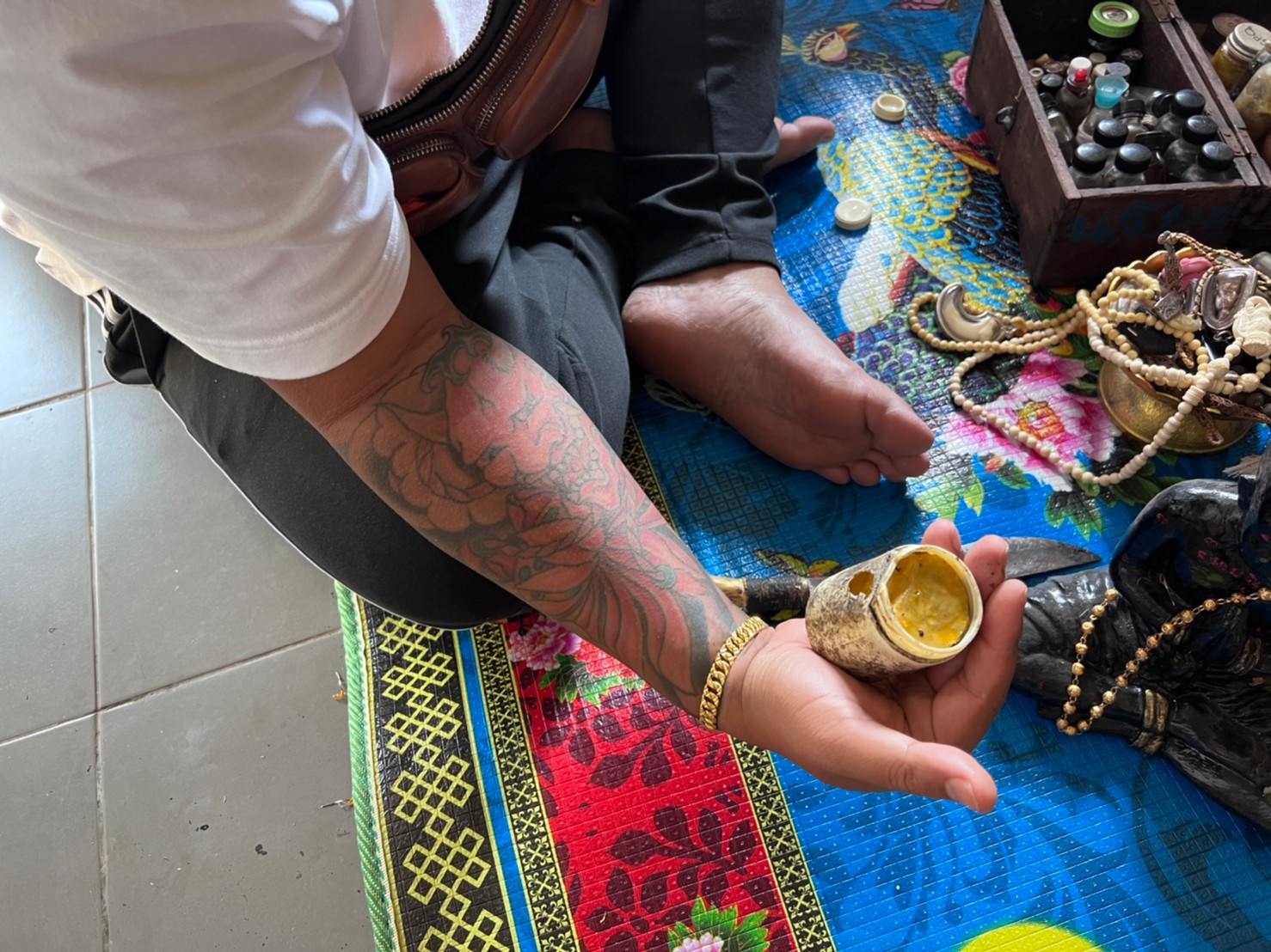 ⭕️ สีผึ้งมหาเสน่ห์ผสมน้ำมันพรายยุคต้น พบในย่าม หลวงปู่ชื่น วัดตาอี