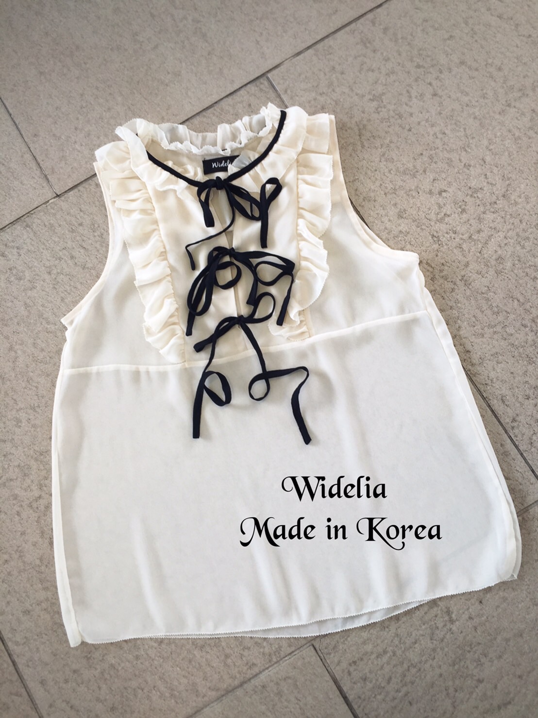 *พร้อมส่ง*CRW Top :: เสื้อแขนกุดสุดเก๋ แต่งระบายคอ ( ครีม)