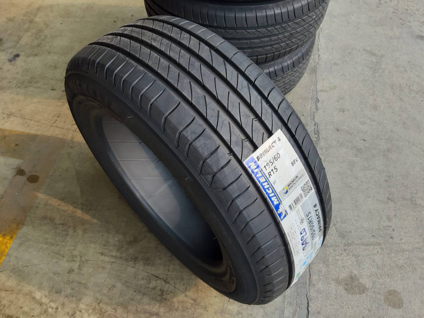 MICHELIN PRIMACY4 195/60R15 ยางปี2020 ราคาพิเศษ