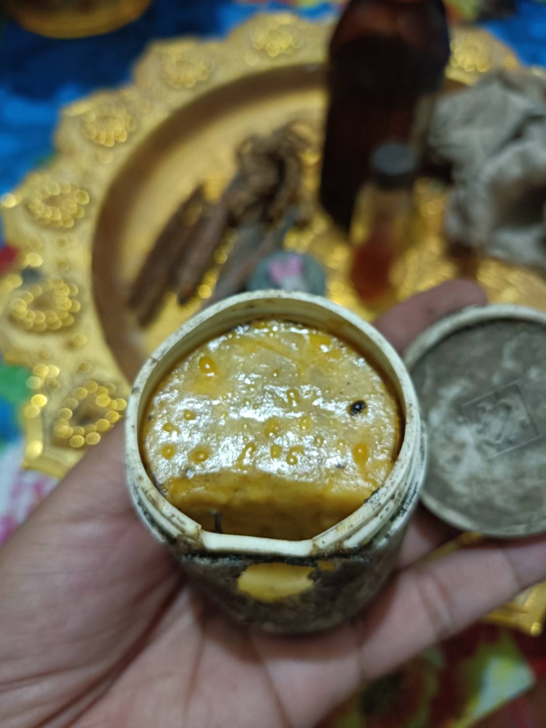 ⭕️ สีผึ้งมหาเสน่ห์ผสมน้ำมันพรายยุคต้น พบในย่าม หลวงปู่ชื่น วัดตาอี