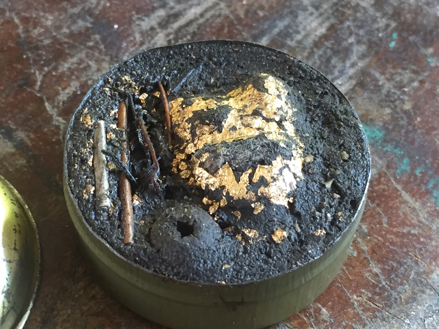 สีผึ้งพรายแม่น้ำฝน ด้านในมีอิ้นพราย59ตน ประคำพราย59ตน ตะกรุดสาริกา