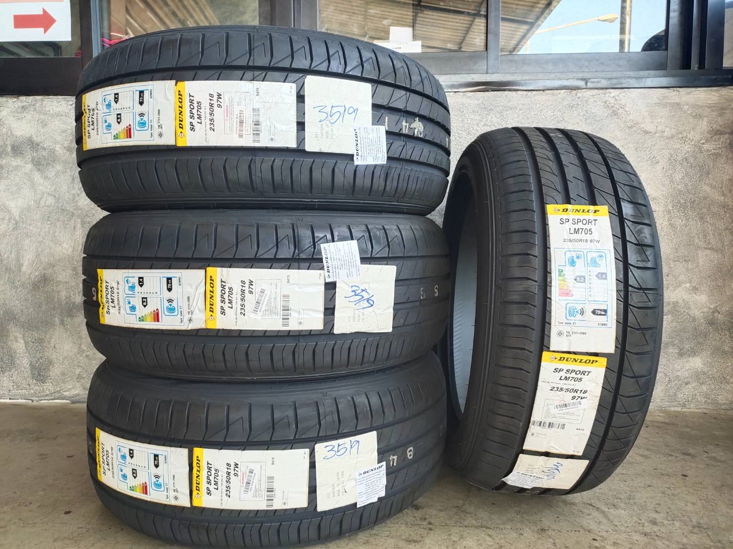 DUNLOP LM705 235/50R18 ยางญี่ปุ่นปี19 ลดราคาพิเศษ