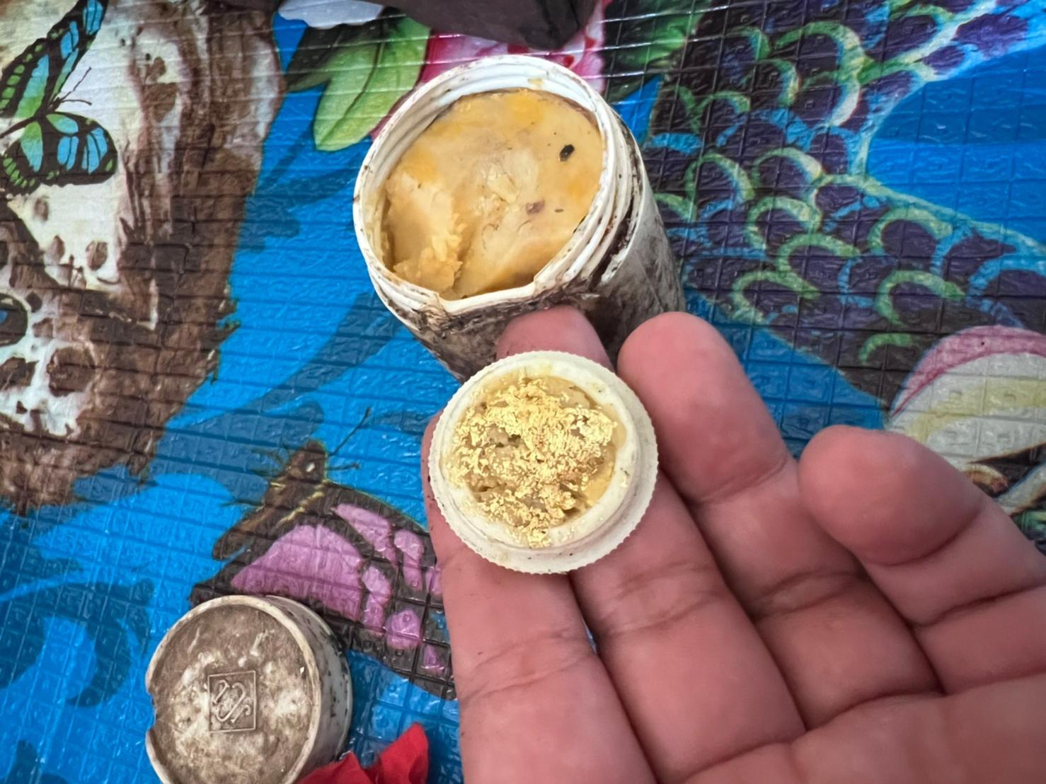 ⭕️ สีผึ้งมหาเสน่ห์ผสมน้ำมันพรายยุคต้น พบในย่าม หลวงปู่ชื่น วัดตาอี