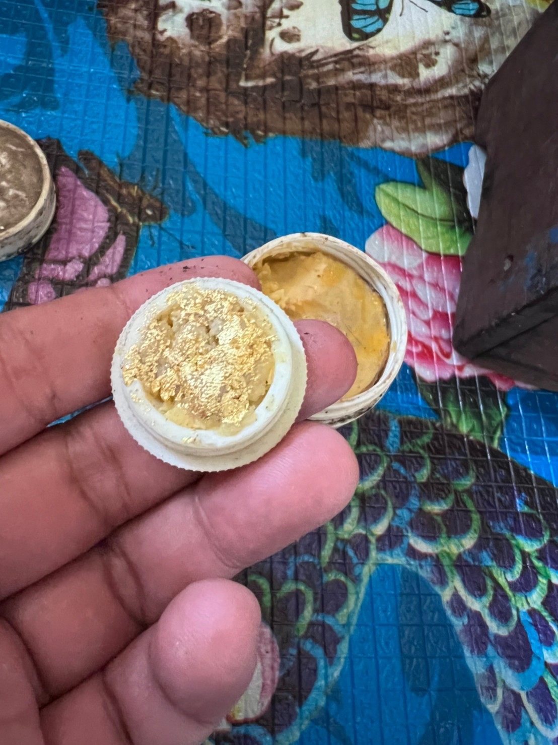 ⭕️ สีผึ้งมหาเสน่ห์ผสมน้ำมันพรายยุคต้น พบในย่าม หลวงปู่ชื่น วัดตาอี