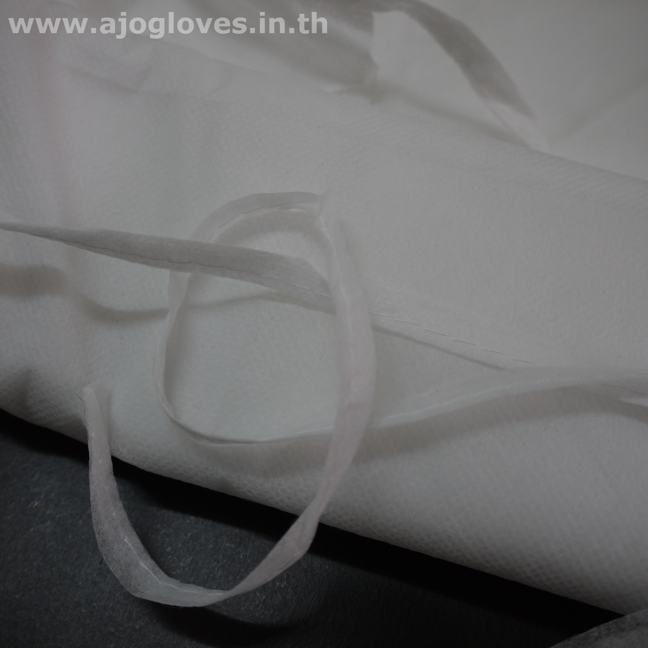 Disposable Isolation Gown เสื้อกาวน์ใยสังเคราะห์ สีขาว หนา 40 GRAMS
