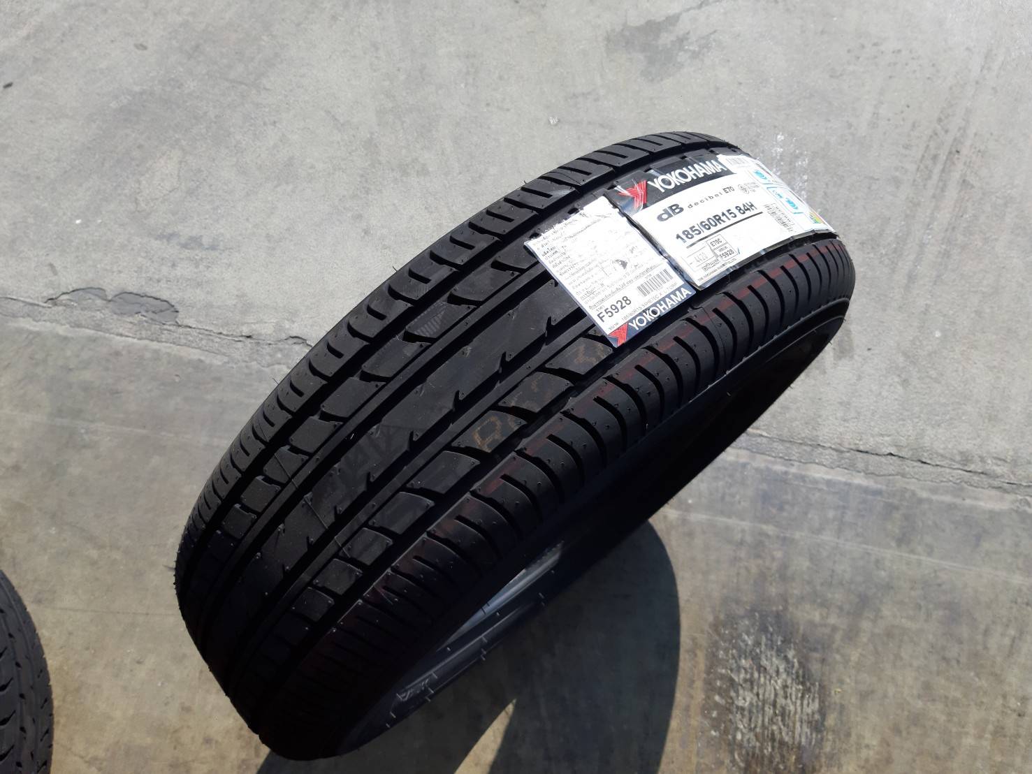 YOKOHAMA db decibel E70 185/60R15 ยางใหม่ปี20 ลดราคาพิเศษ