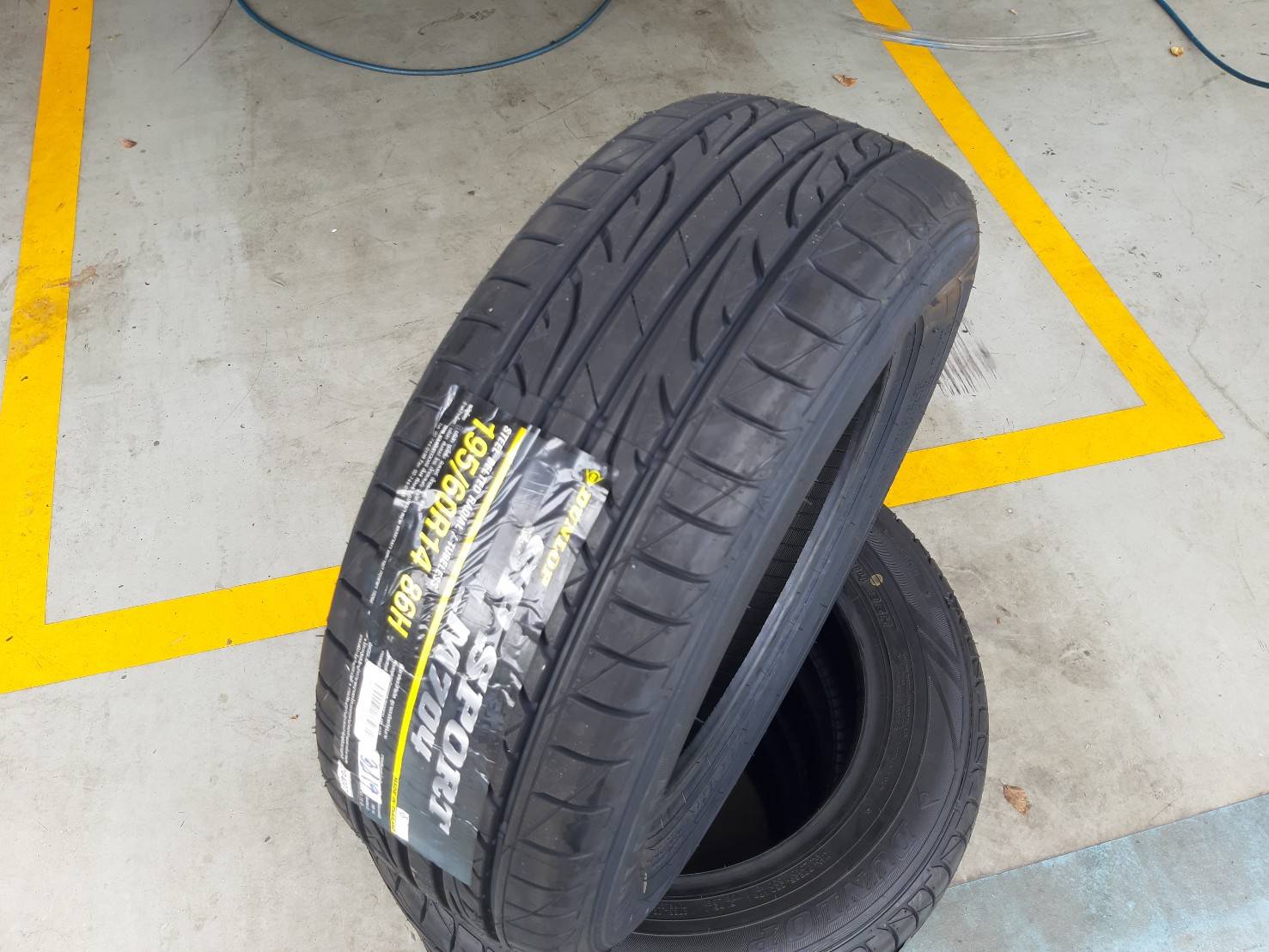 DUNLOP LM704 195/60R14 ราคาพิเศษ เส้นละ 1,900 บาท