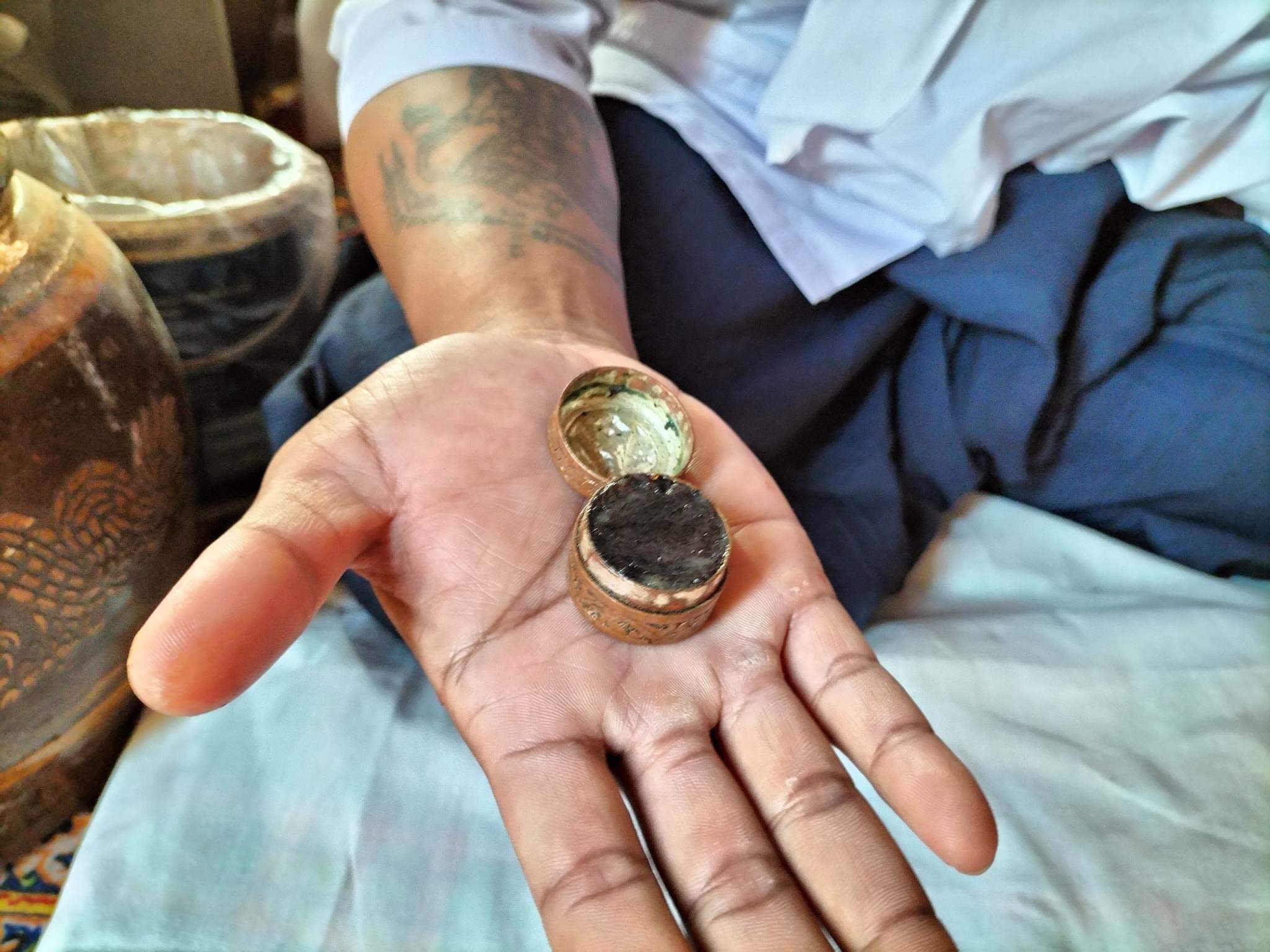 สีผึ้งลงเสน่ห์ อาจารย์เขมร