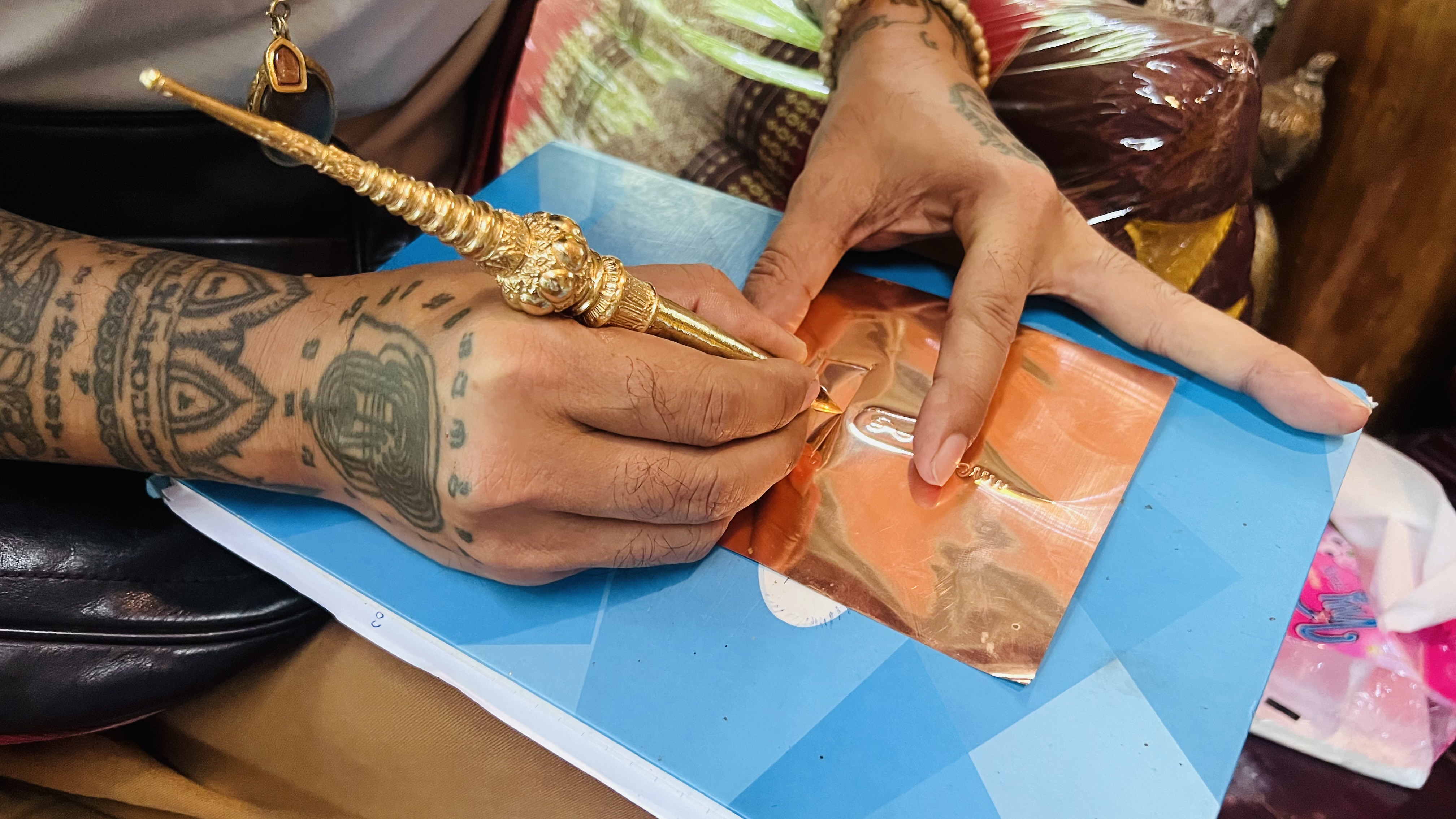 01/08/66 จารแผ่นยันต์สำหรับทำงั่ง อาจารย์เดี่ยว สำนักสักยันต์เข็มเสน่ห์บูรพา