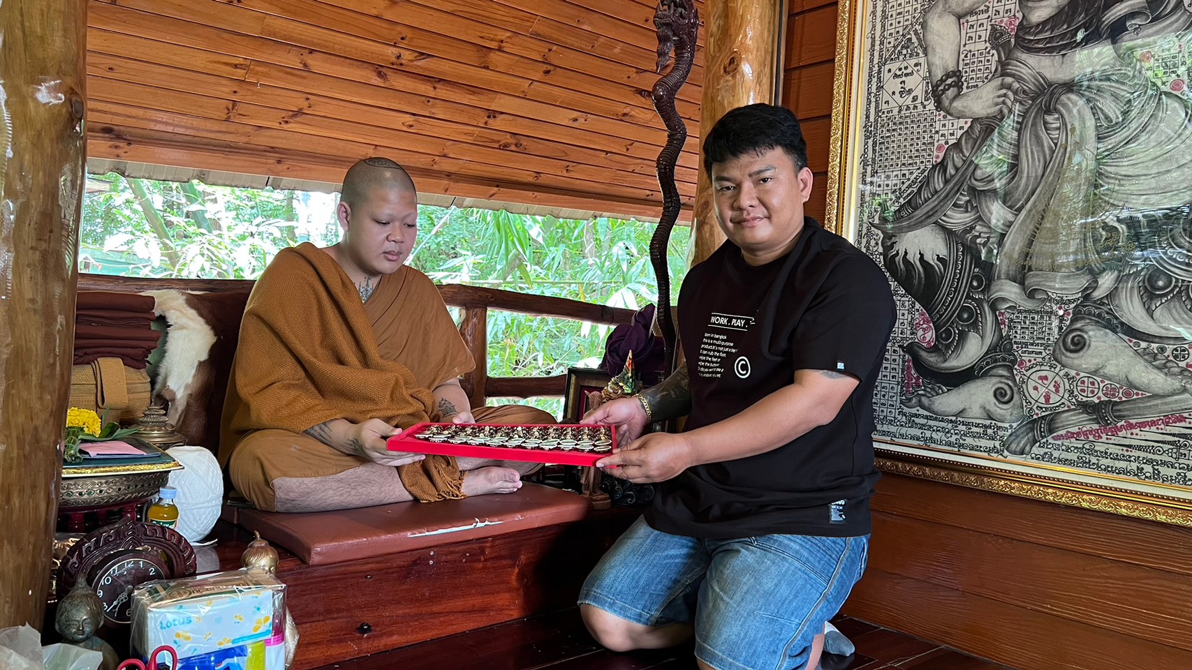 ล็อกเก็ตพระสีวลีจกบาตร (รุ่นมีกินไม่รู้สิ้น) ฉากขาวรุ่น 2 2566 เดือนมิถุนายน พระอาจารย์ บุณยกร ฐิตปุญโญ วังน้ำเย็น สระแก้ว FLT