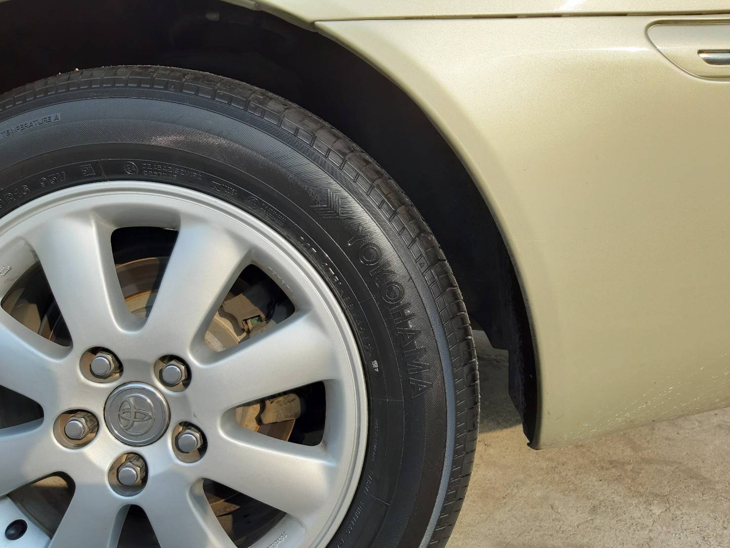 YOKOHAMA BluEarth E75 215/60R16 ยางใหม่ ปี2021 ราคาพิเศษ