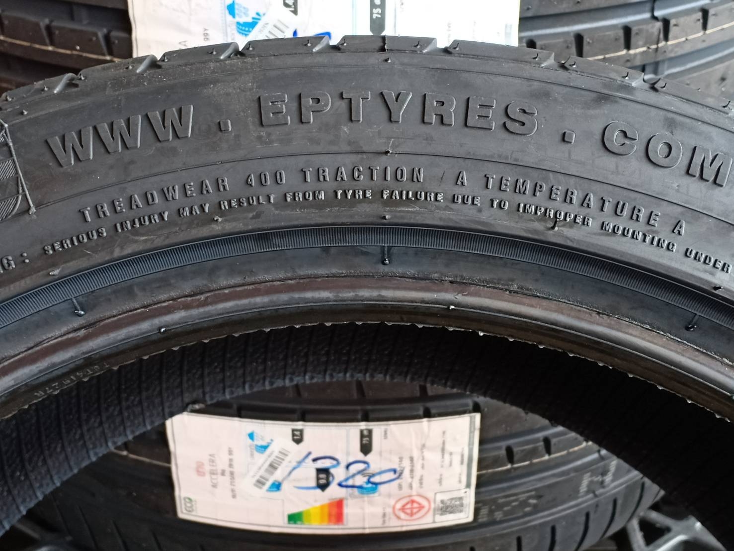 ACCELERA PHI 255/40ZR18 ยางปี20 ราคาพิเศษ เส้นละ 3,500 บาท