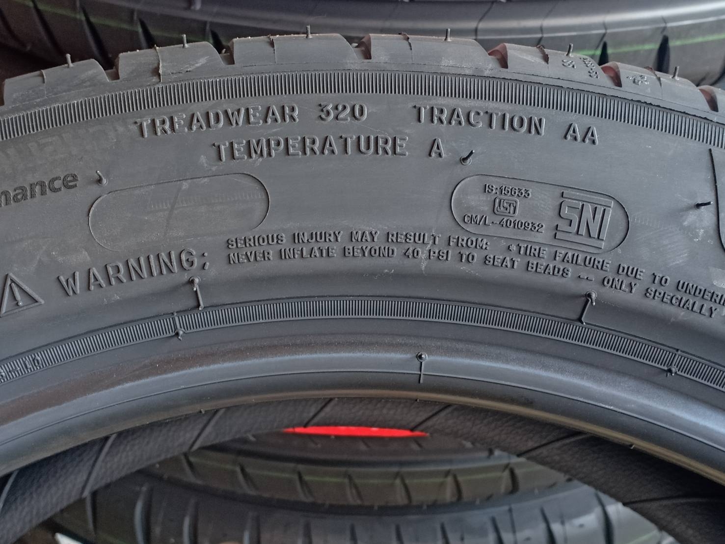 MICHELIN PILOT SPORT4 215/50ZR17 ยางใหม่ราคาพิเศษ