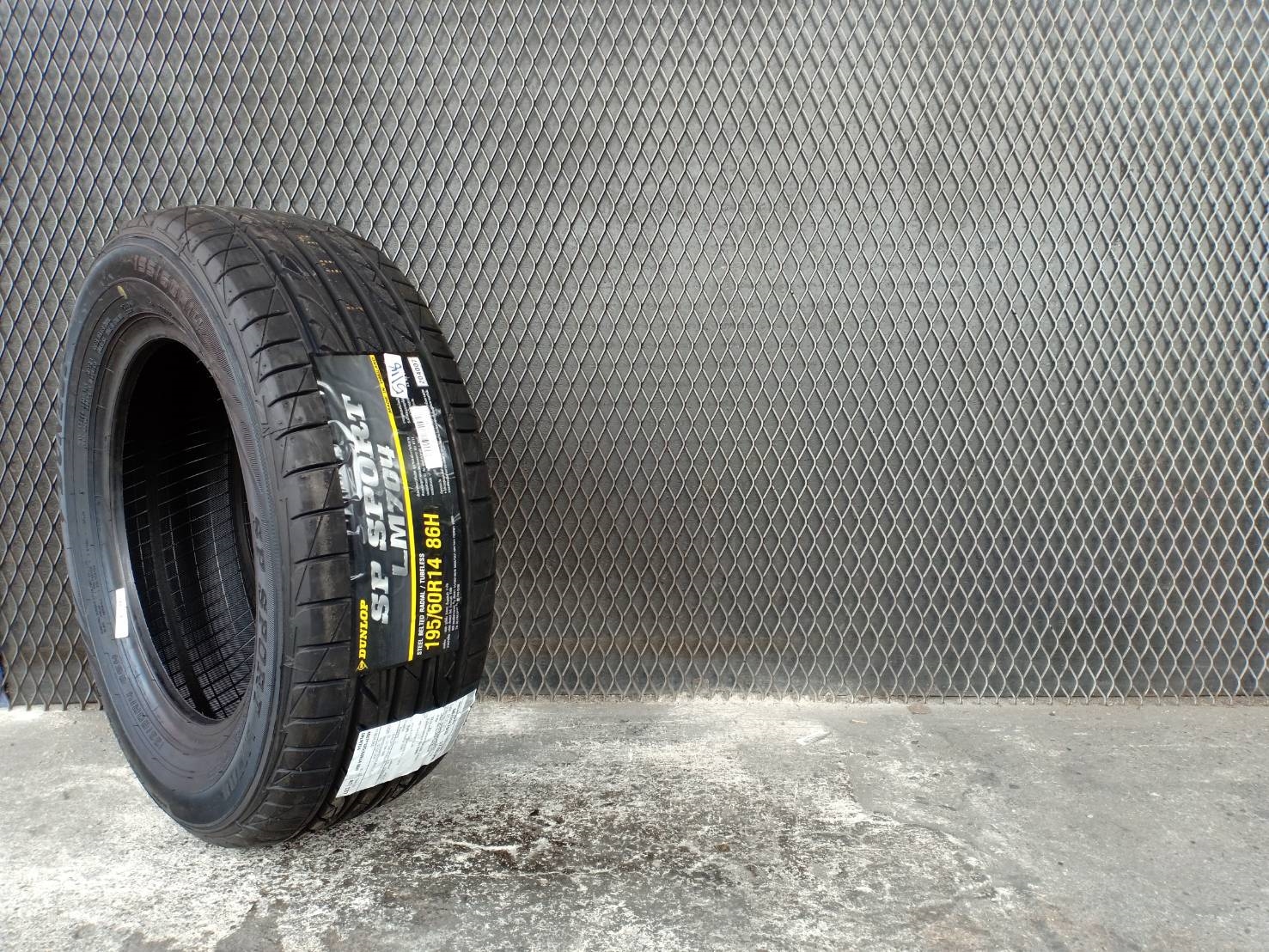 DUNLOP LM704 195/60R14 ราคาพิเศษ เส้นละ 1,900 บาท