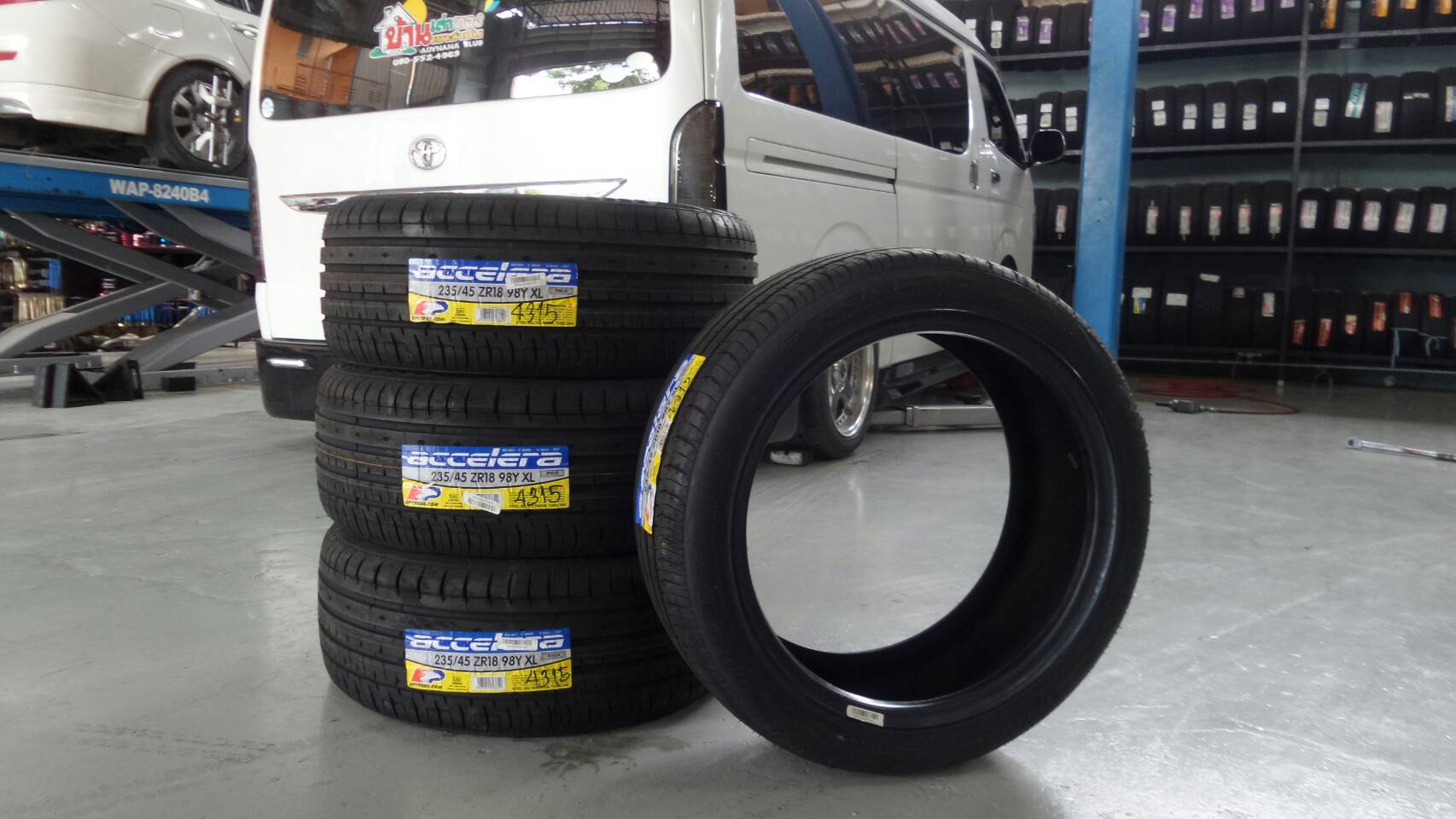 ACCELERA PHI-R 235/50R18