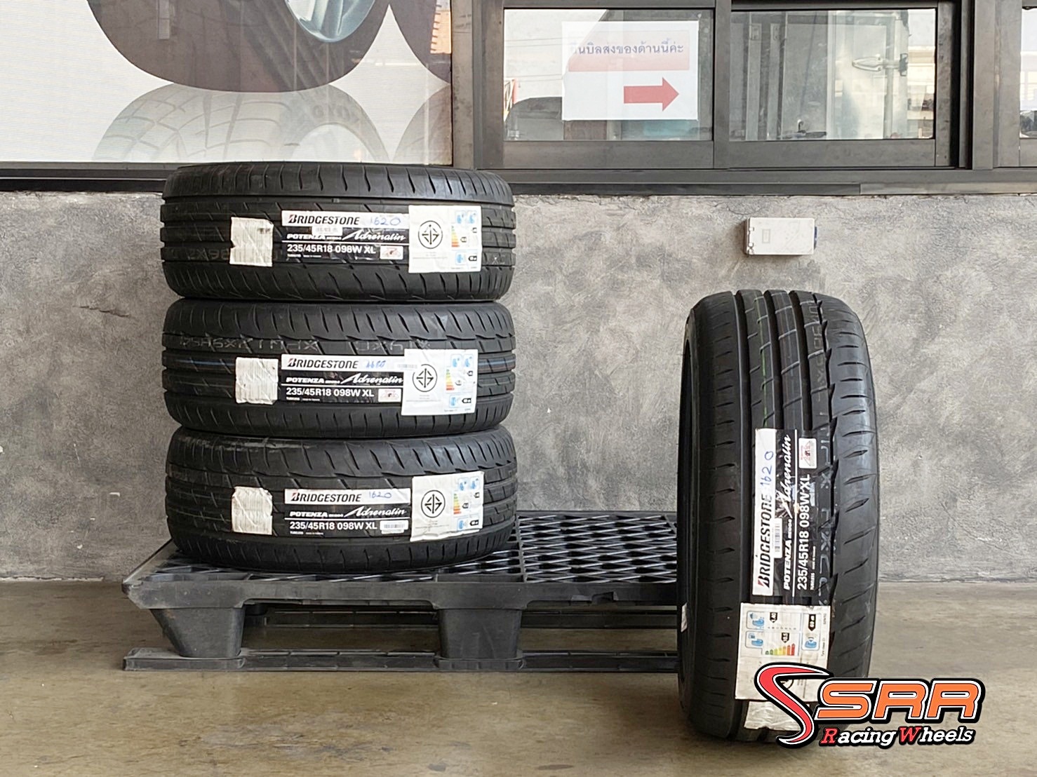 BRIDGESTONE RE004 235/45R18 ยางเข้าใหม่ ราคาพิเศษ