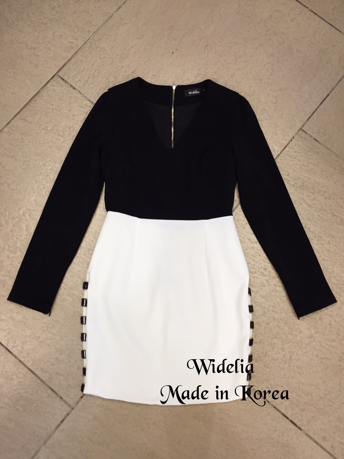 *พร้อมส่ง*VTNK Dress :: เดรสแขนยาวคอวีตัวเปรี้ยว เนื้อผ้าเรียบสวยเนื้อดี ท่อนล่างกระโปรงต่อด้วยผ้าสีขาว