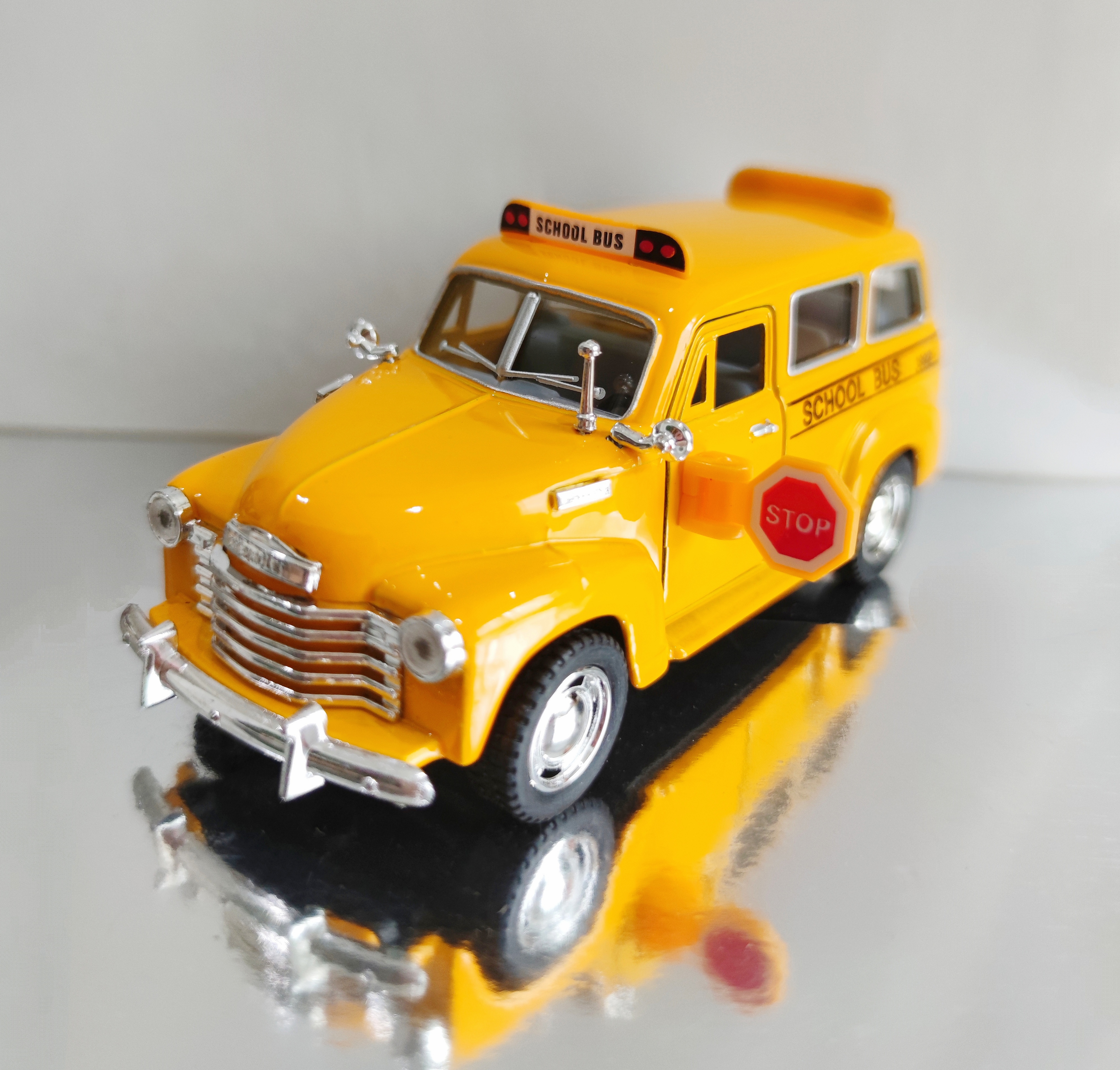 โมเดลรถเหล็ก รถโรงเรียน Chevrolet suburban school bus (ปลีก-ส่ง)