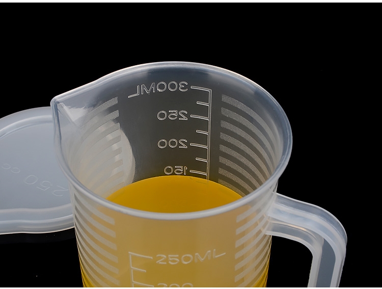 เหยือกตวงพลาสติก มีฝาปิด ขนาด 500 ml.