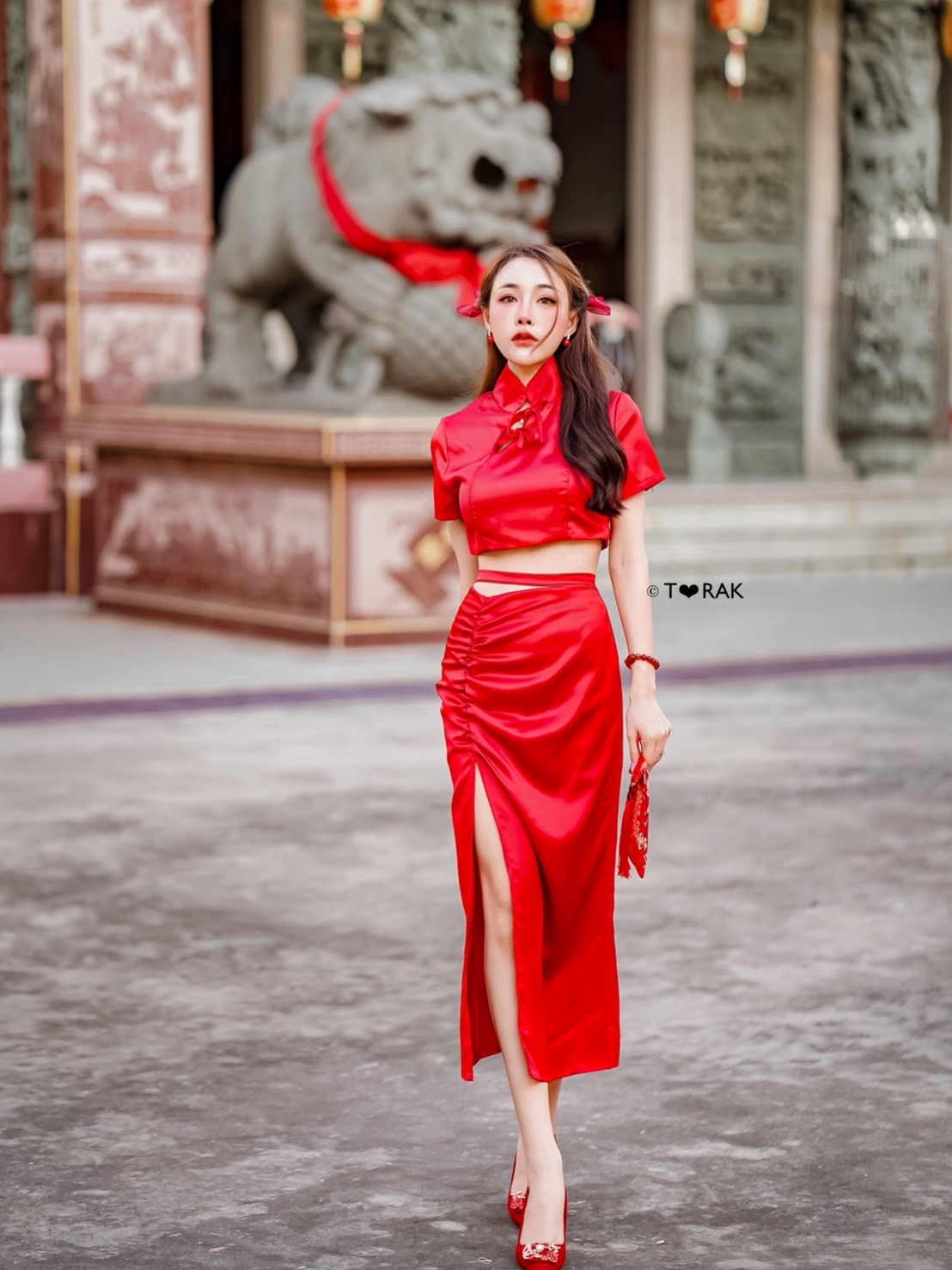 เดรสกี่เพ้า แต่งคอจีนเว้าช่วงเนินอก แต่งกระดุมจีนสีดำตรงกลางคอ