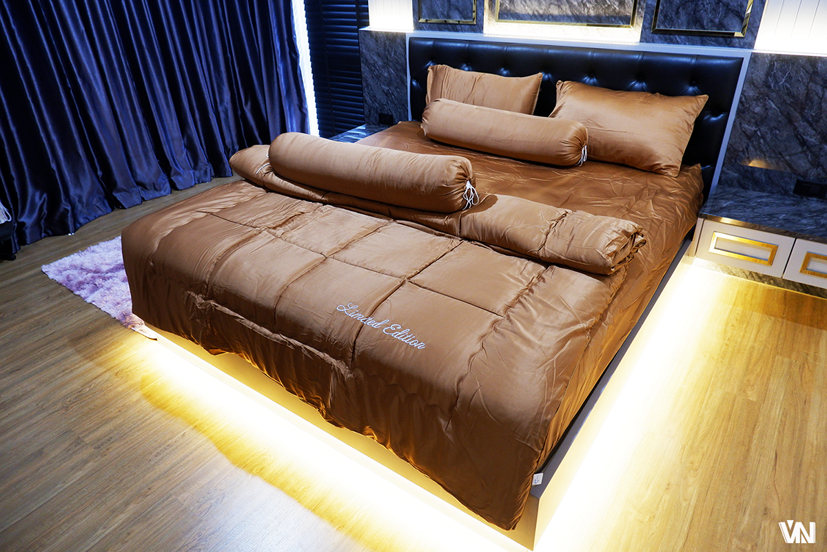 ชุดนวมเช็ตผ้านวมใยไหมซาติน 6 ฟุต ( 6 ชุดคละสี )