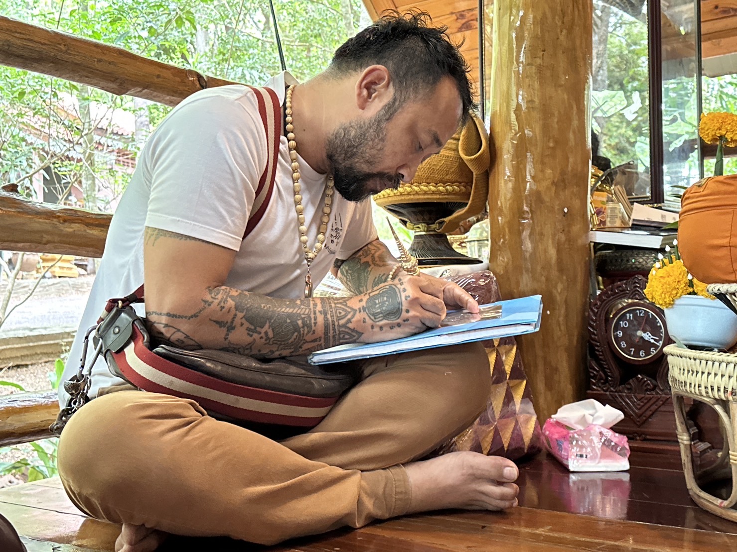 01/08/66 จารแผ่นยันต์สำหรับทำงั่ง อาจารย์เดี่ยว สำนักสักยันต์เข็มเสน่ห์บูรพา