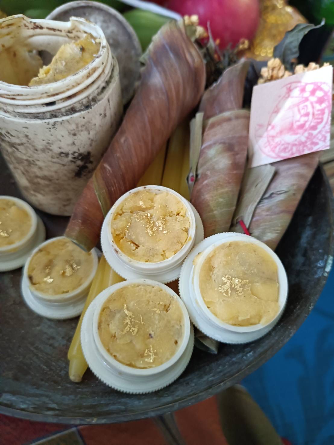 ⭕️ สีผึ้งมหาเสน่ห์ผสมน้ำมันพรายยุคต้น พบในย่าม หลวงปู่ชื่น วัดตาอี