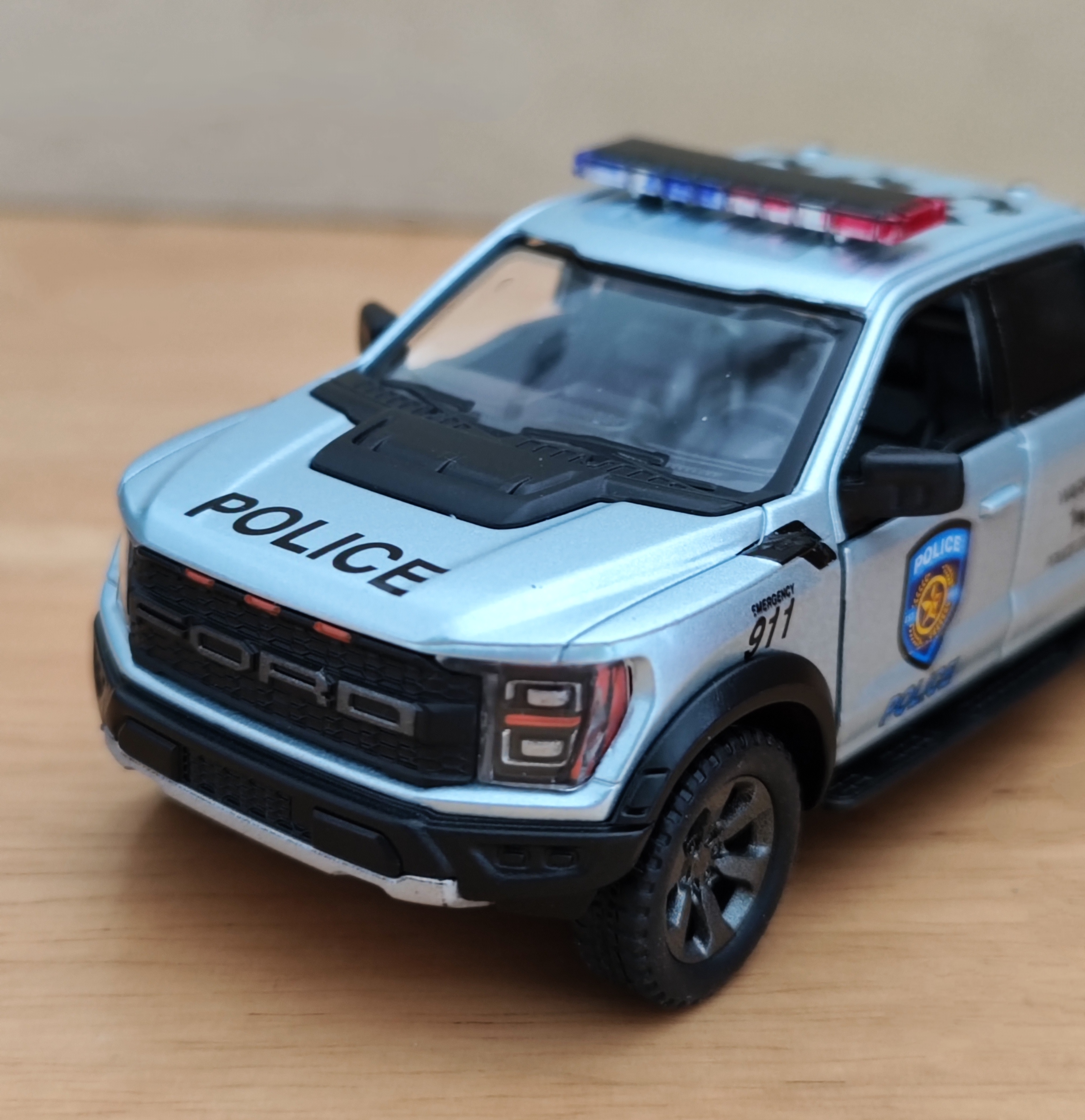 โมเดลรถเหล็ก รถตำรวจ (ปลีก-ส่ง)