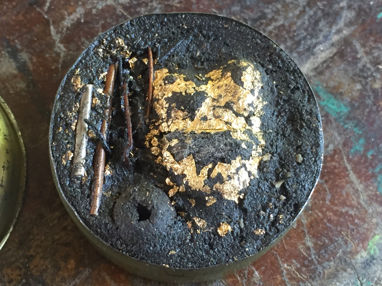 สีผึ้งพรายแม่น้ำฝน ด้านในมีอิ้นพราย59ตน ประคำพราย59ตน ตะกรุดสาริกา