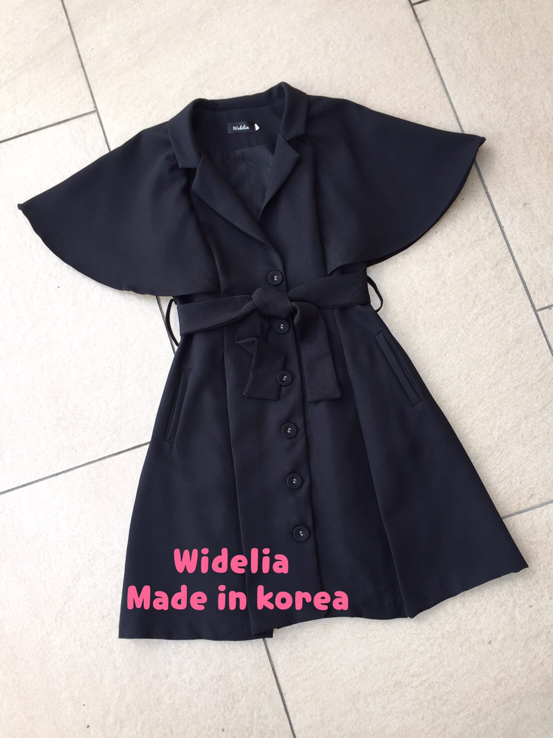 *พร้อมส่ง*LLN Dress :: เดรสตัวเก๋ ด้วยดีไซน์แสนเก๋ปกเชิ๊ตแต่งกระดุม ผูกโบเอว แขนระบาย