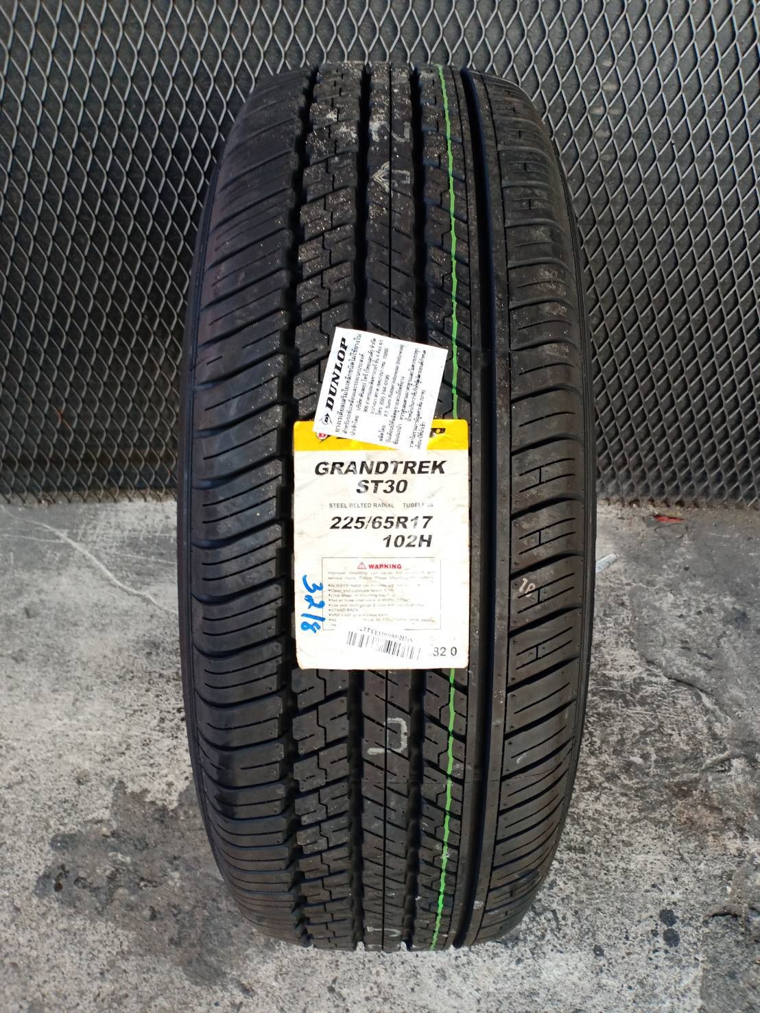 DUNLOP GRANDTREK ST30 225/65R17 ปี18 ราคาเส้นละ 3,500 บาท