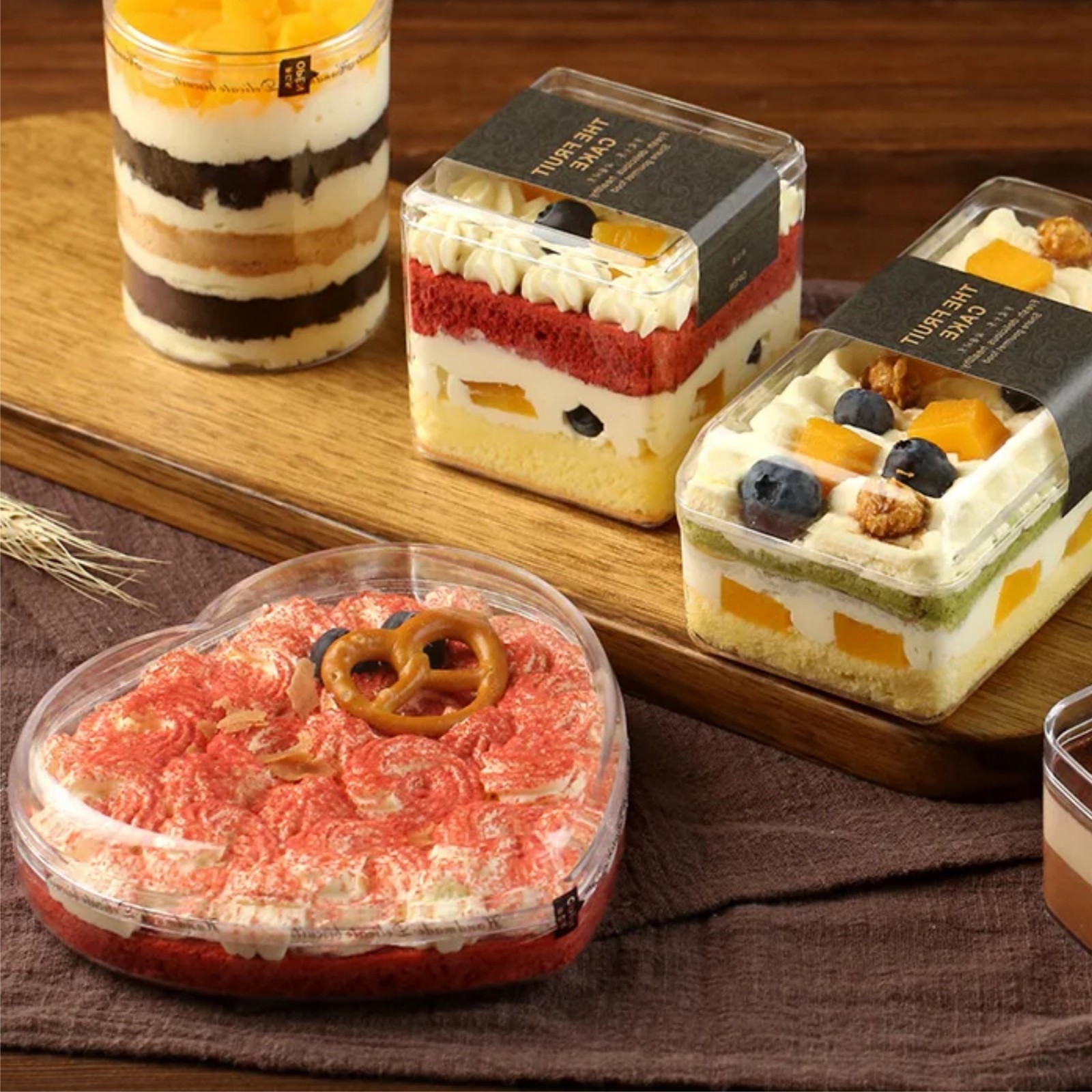 กล่องพลาสติกแข็ง รูปหัวใจทรงสูงพร้อมฝา มี 4 ขนาด (1แพ็คx12ใบ)