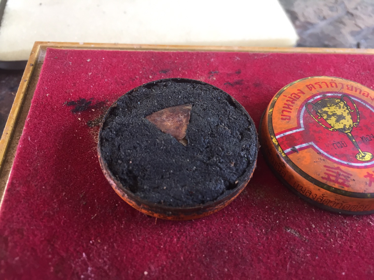 สีผึ้งพรายแม่น้ำฝน ฝังปั้นเหน่งพรายแม่น้ำฝน ตลับใหญ่อาจารย์เปล่ง บุญยืน