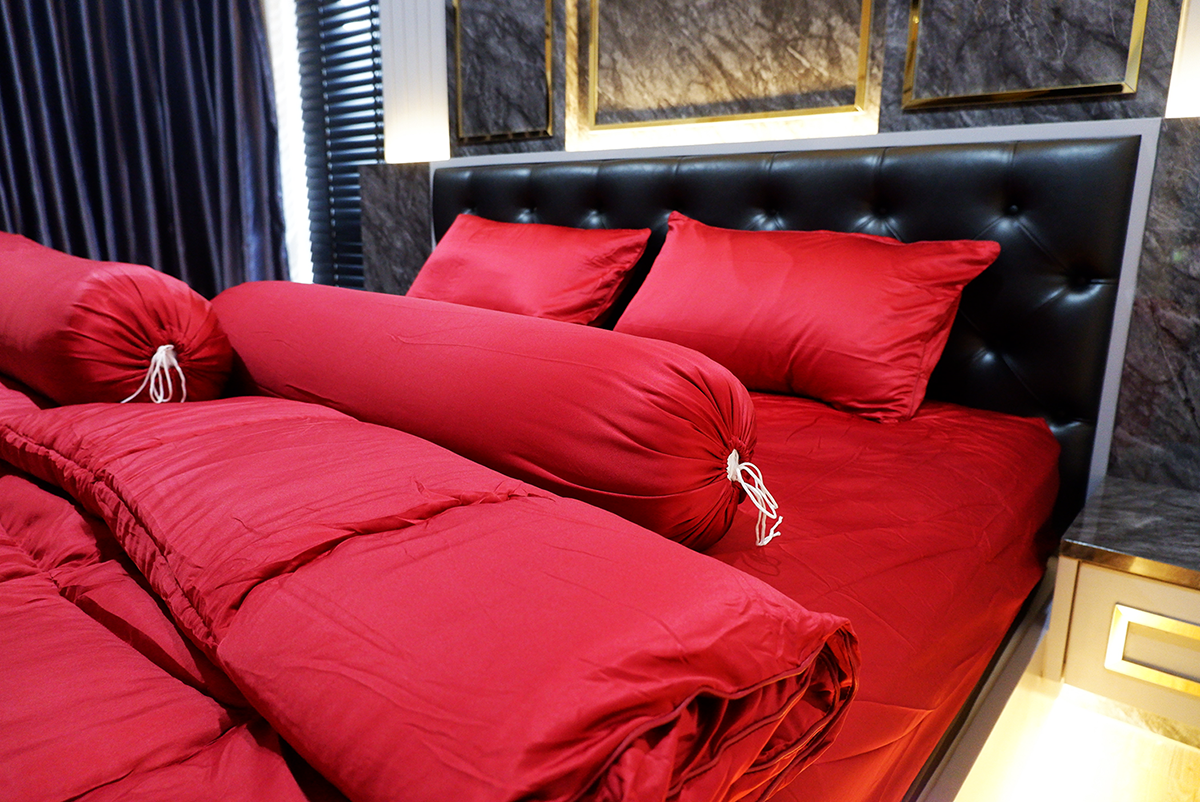 ชุดนวมเช็ตผ้านวมใยไหมซาติน 6 ฟุต ( 6 ชุดคละสี )