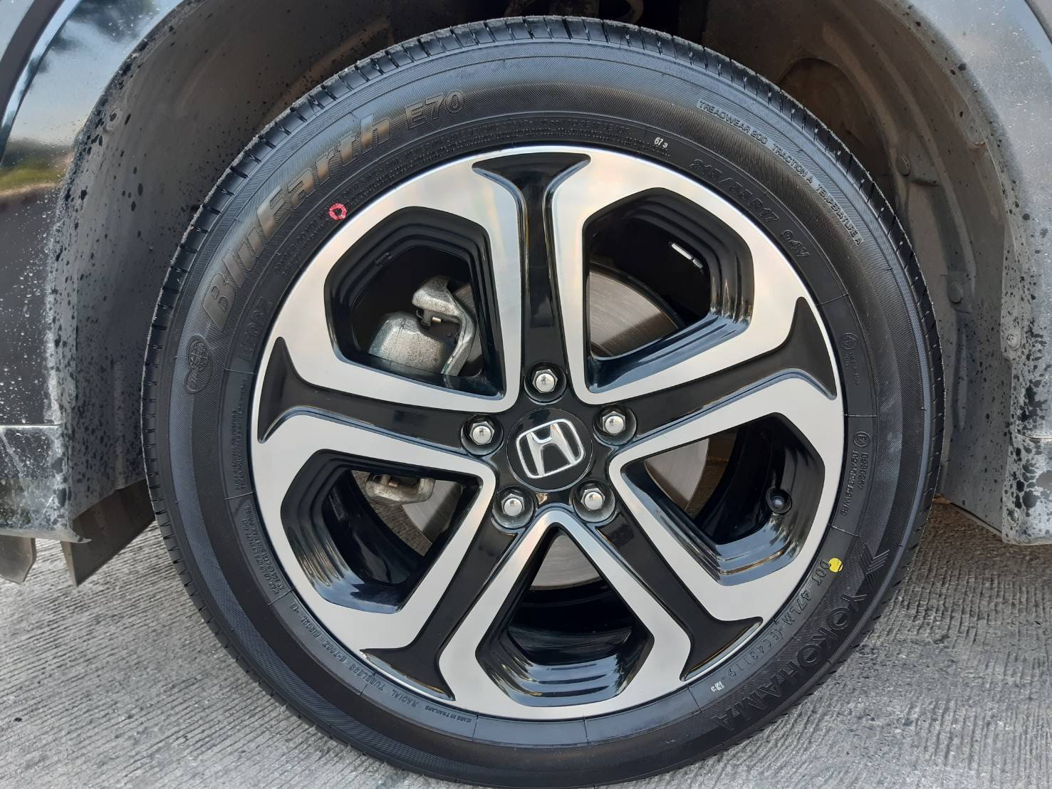 YOKOHAMA BlueEarth E70 215/55R17 ยางใหม่ปี19 ราคาพิเศษ