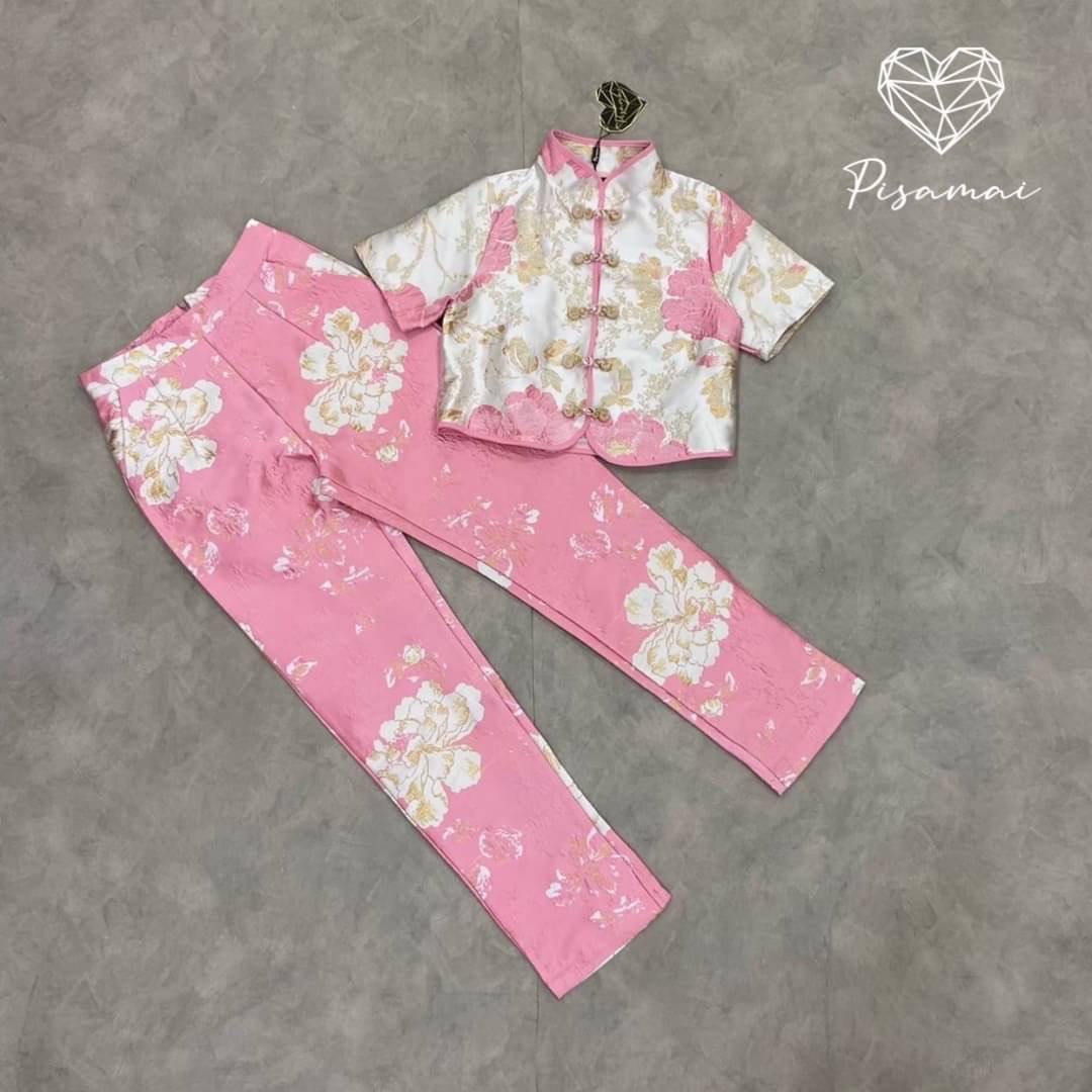 เซ็ตเสื้อคอจีนกี่เพ้ามาในงานผ้าทอทั้งตัวสีชมพู คู่กับกางเกงขายาวเข้าเซ็ต