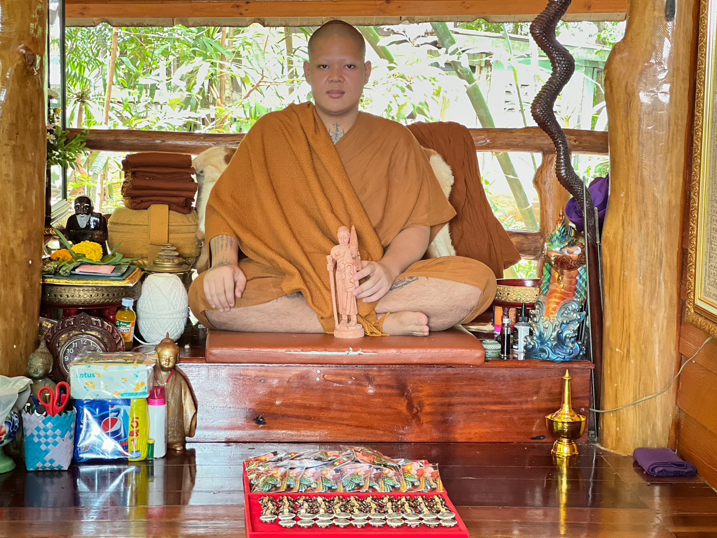 ล็อกเก็ตพระสีวลีจกบาตร (รุ่นมีกินไม่รู้สิ้น) ฉากขาวรุ่น 2 2566 เดือนมิถุนายน พระอาจารย์ บุณยกร ฐิตปุญโญ วังน้ำเย็น สระแก้ว