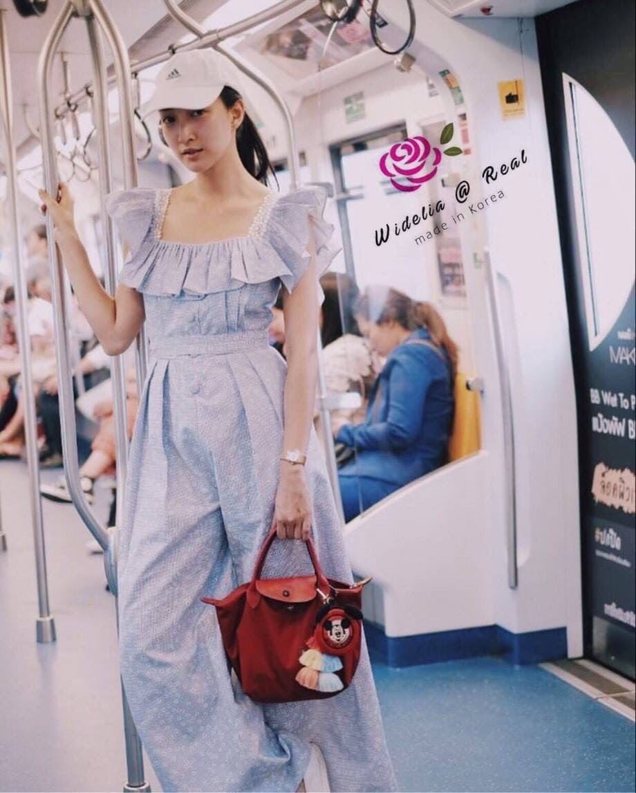 Janesuda Jumpsuit จั้มสูทขายาวสุดน่ารัก ช่วงบนแต่งระบายสวยอลัง ใส่ออกมาน่ารักมากๆ เนื้อผ้าทอพิมพ์ลายสวยทุกจุด
