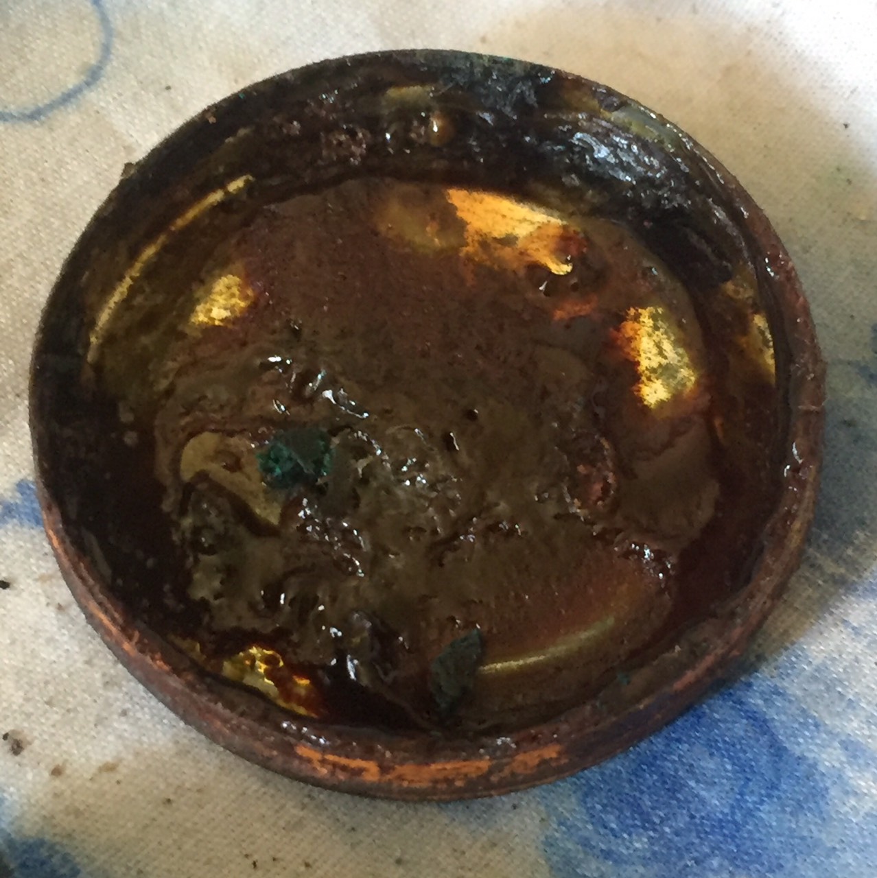 สีผึ้งพรายแม่น้ำฝน ด้านในมีกะโหลกหน้าผากพรายแม่น้ำฝน