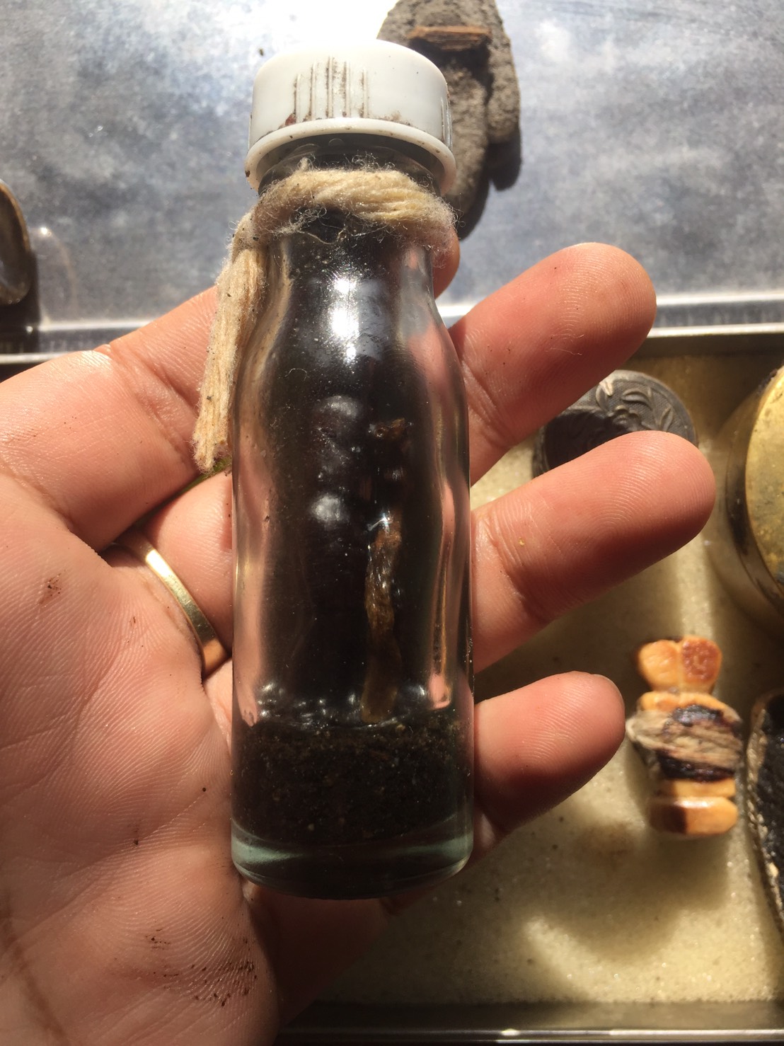 กุมารทองในขวดน้ำมันพรายแม่น้ำฝนพร้อมตะกรุด ผงพราย59ตน ว่านดอกทอง อาจารย์เปล่ง