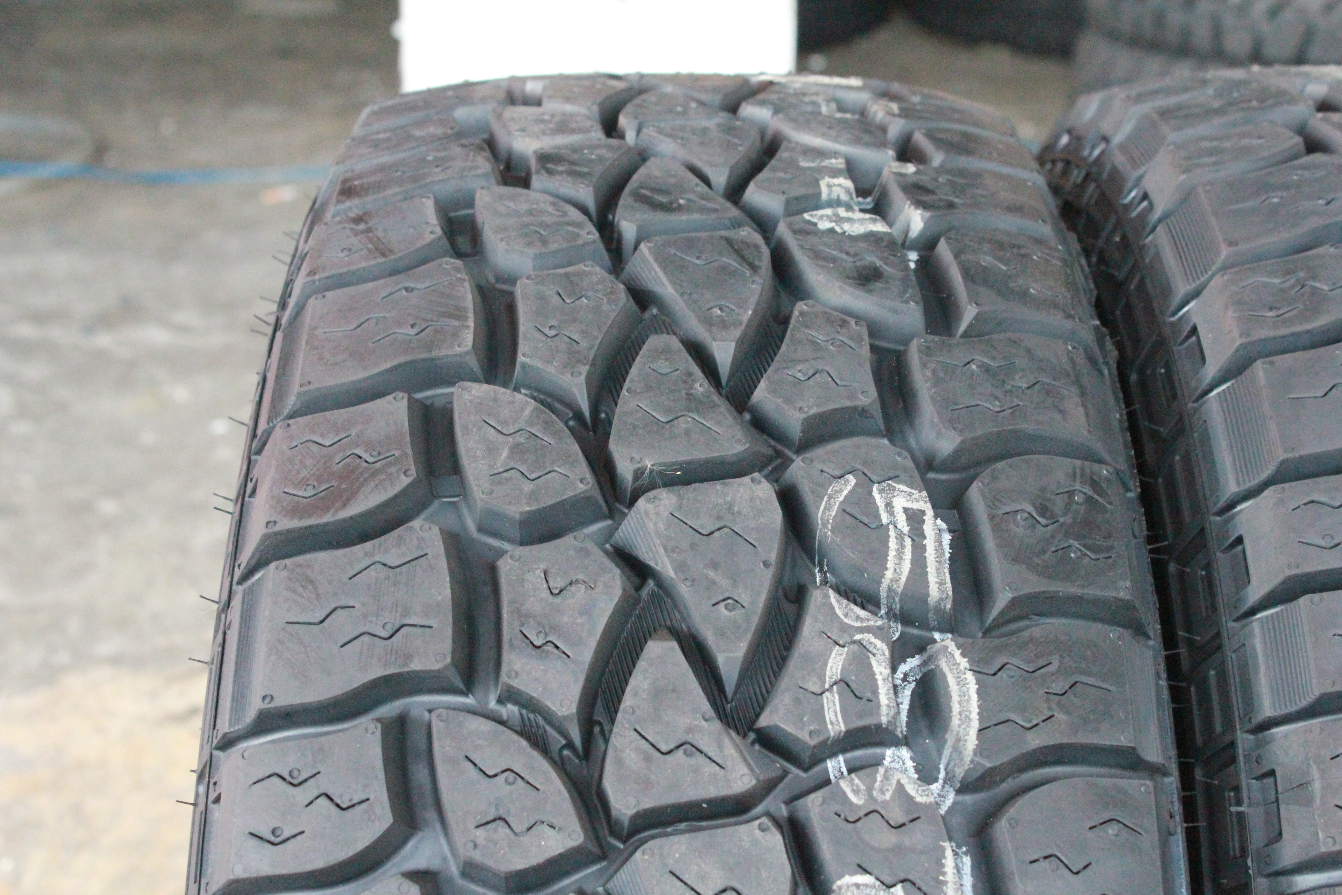 MICKEY THOMPSON STZ 265/70R16