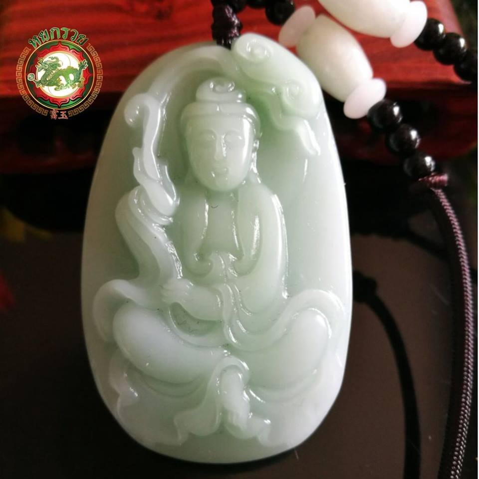 พระโพธิสัตว์กวนอิม 菩萨关ถือกิ่งหลิว หยกเนไฟรต์ Hetian สีเขียวอ่อน GY018