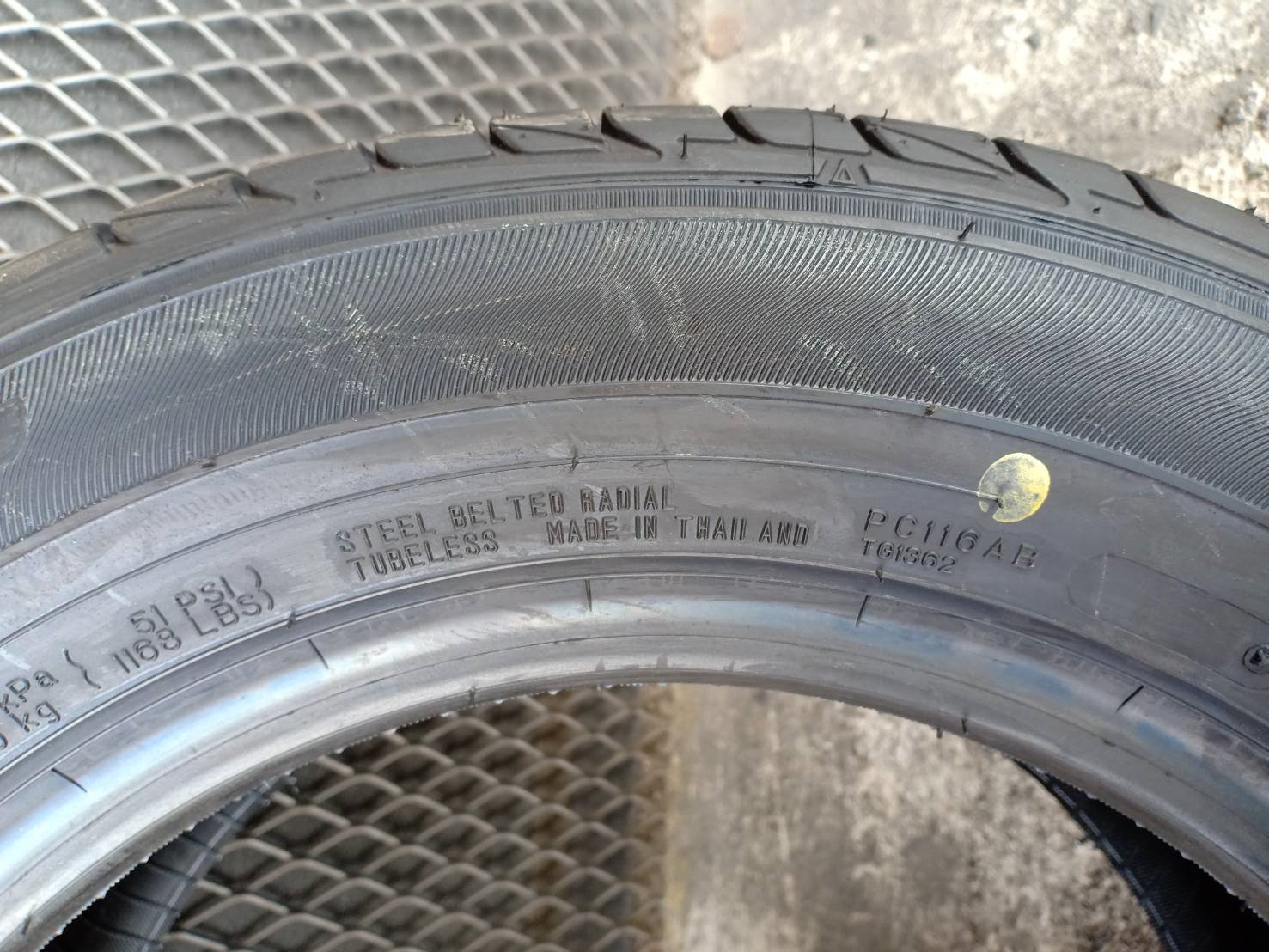 DUNLOP LM704 195/60R14 ราคาพิเศษ เส้นละ 1,900 บาท