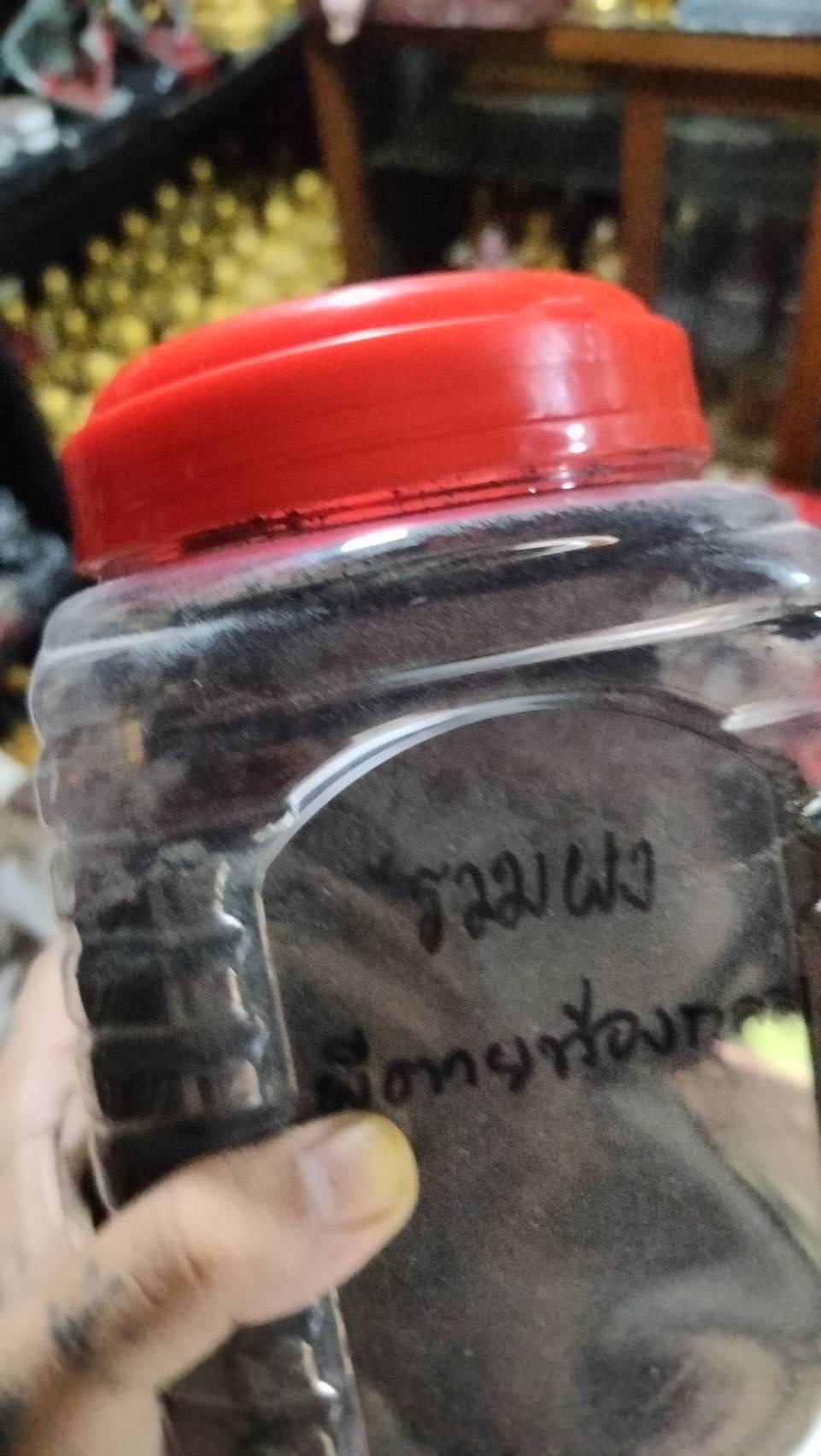 ผงเถ้ากระดูกผีตายทั้งกลมที่ได้รวบรวมเอาไว้ไม่ต่ำกว่าร้อยศพ