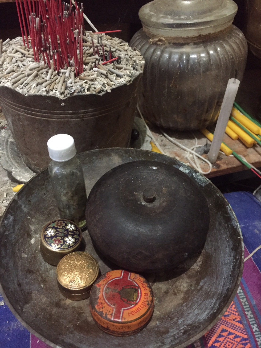 สีผึ้งพรายแม่น้ำฝน ด้านในมีกะโหลกหน้าผากพรายแม่น้ำฝน