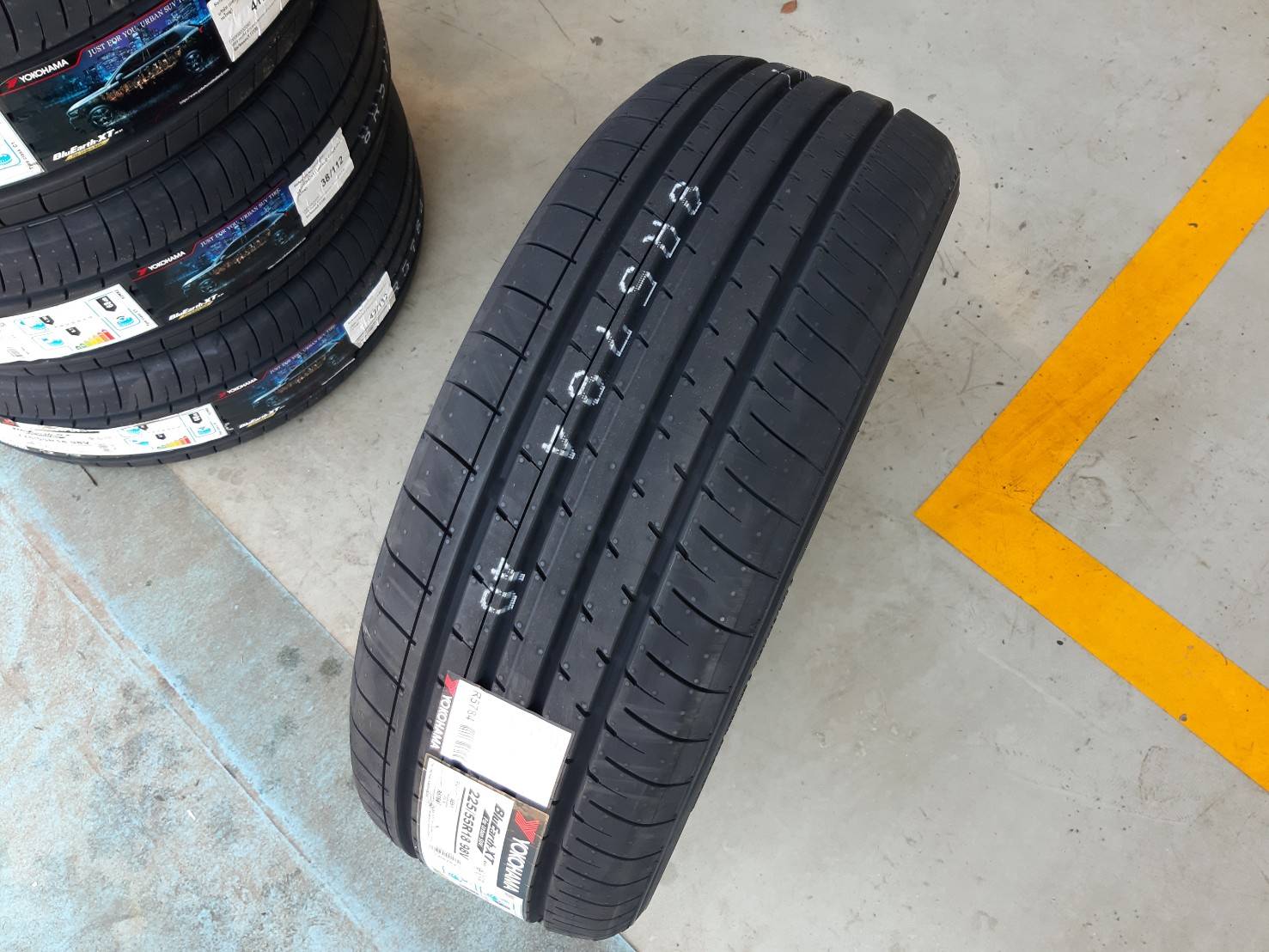 YOKOHAMA BluEarth-XT AE61 225/55R18 ยางญี่ปุ่น ราคาพิเศษ