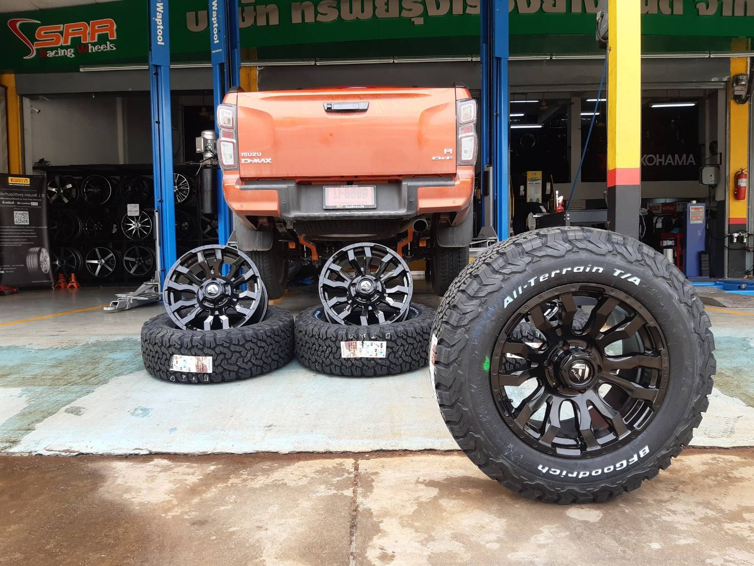 FUEL BLITZ 18x9 6x139.7 ET+20 GLOSS BLACK