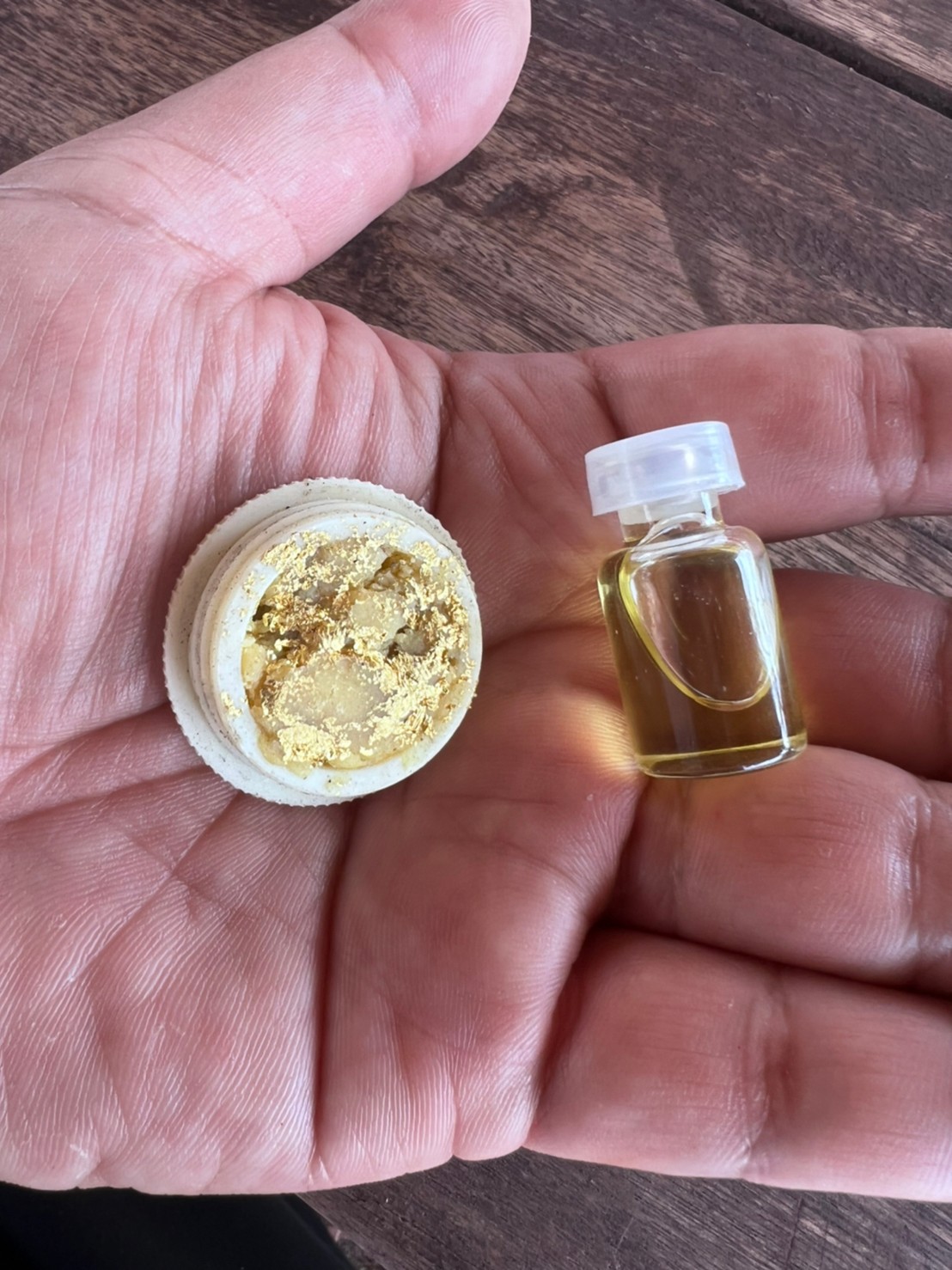 ⭕️ สีผึ้งมหาเสน่ห์ผสมน้ำมันพรายยุคต้น พบในย่าม หลวงปู่ชื่น วัดตาอี