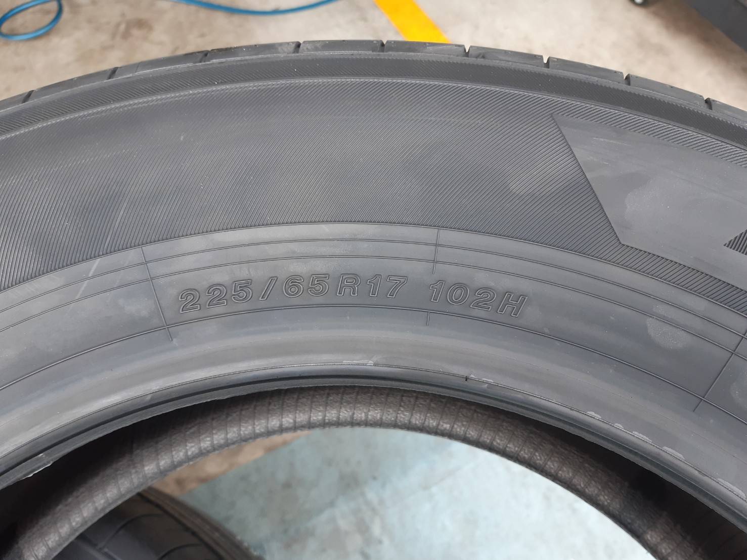 YOKOHAMA BluEarth-X AE61 225/65R17 ยางญี่ปุ่นปี20 ราคาพิเศษ