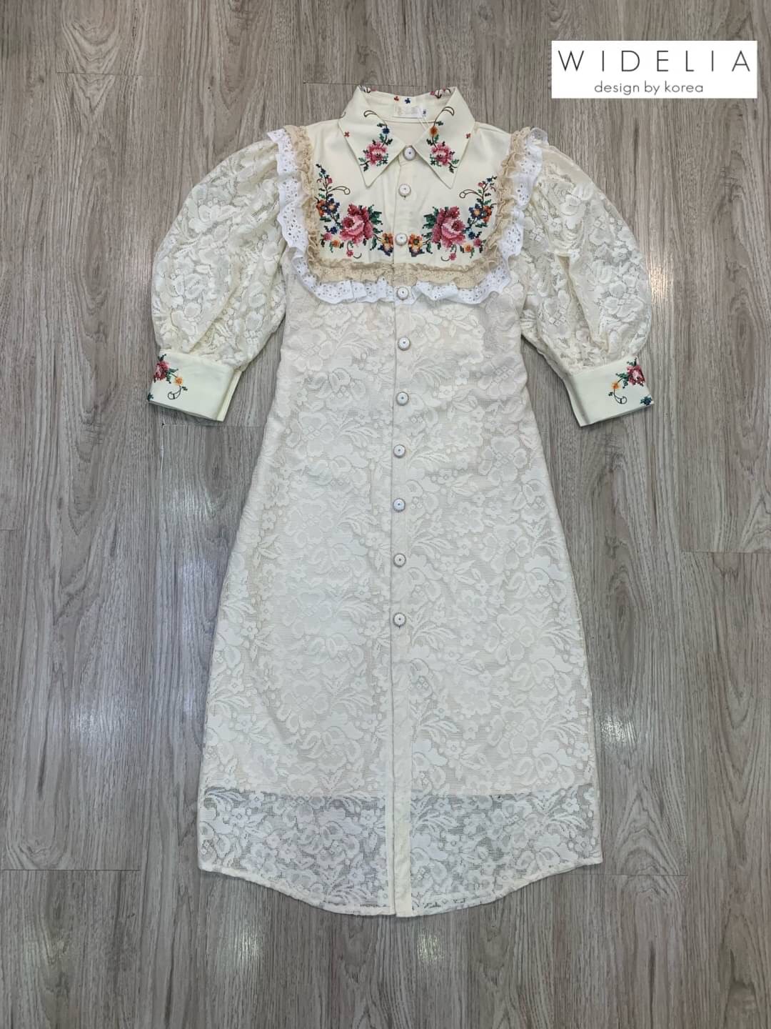 Ob Dress::ลุคสุดอลังกับเดรสลูกไม้สีครีมช่วงอกปักดอกไม้สวย